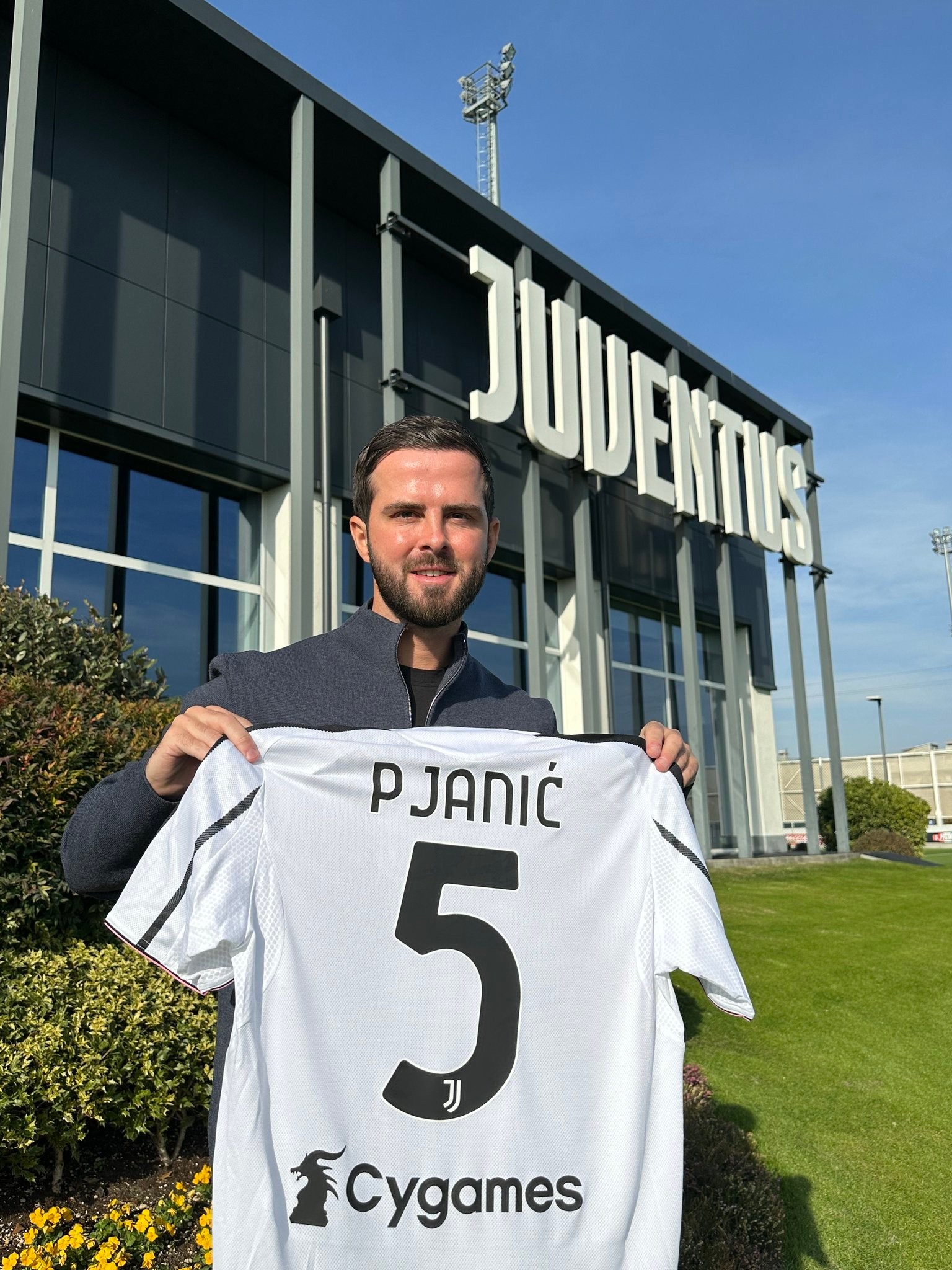 Look who dropped by the JTC! 👀 Miralem Pjanic! 🤍🖤