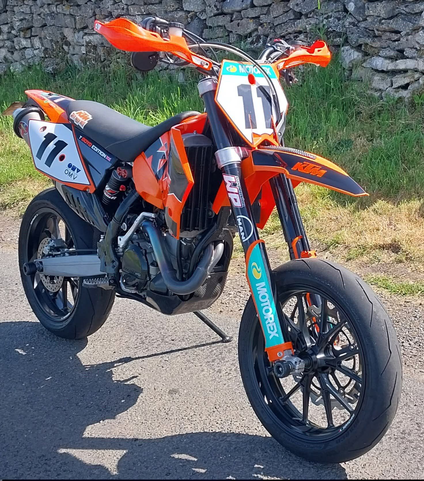 What are the advantages of a KTM 390 SMC-R over a DR-Z400SM for a