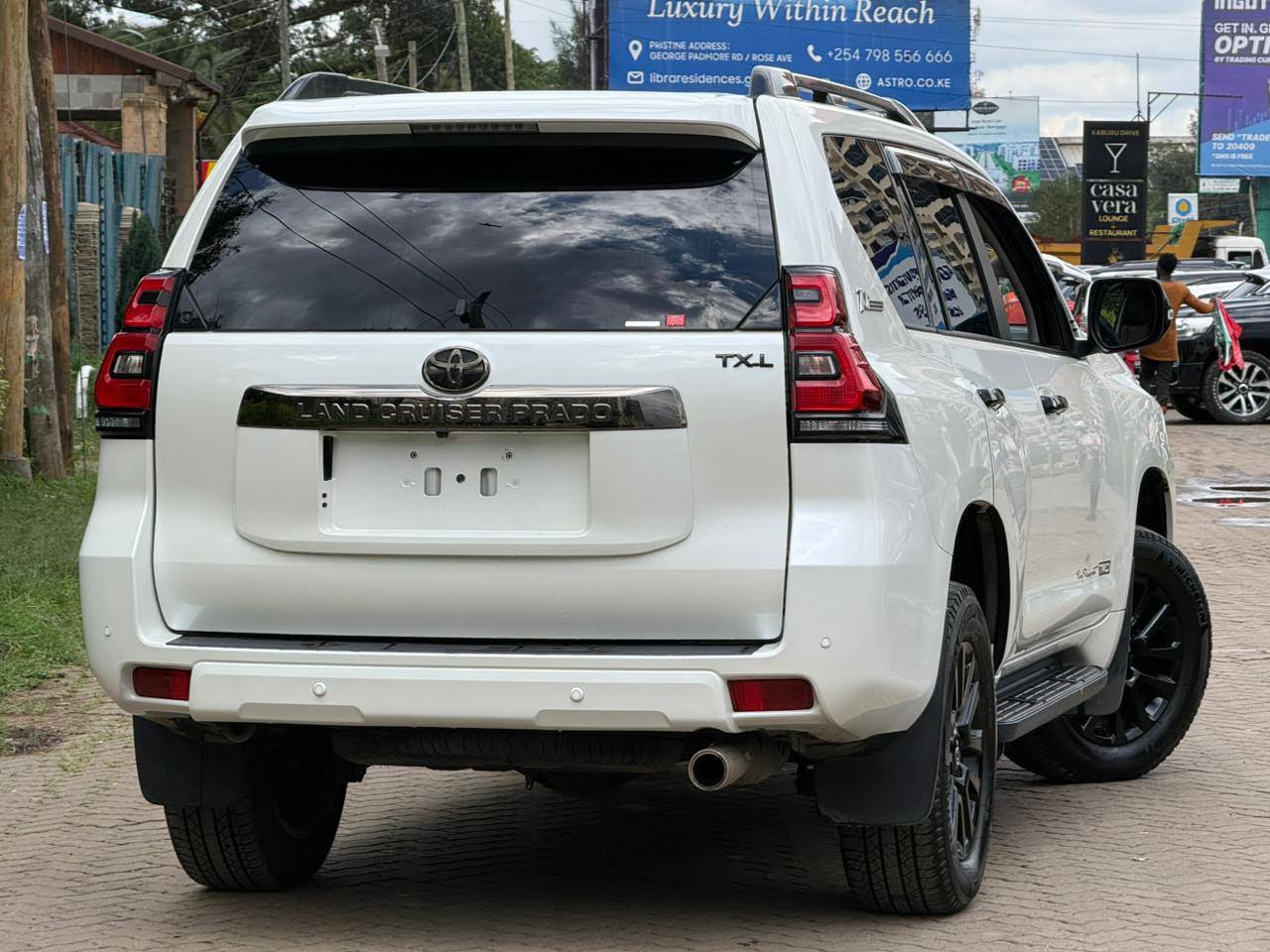 2022 LC TX-L • Sunroof • 7 Seater • Petrol Dash Cam • 40Kms • 4WD