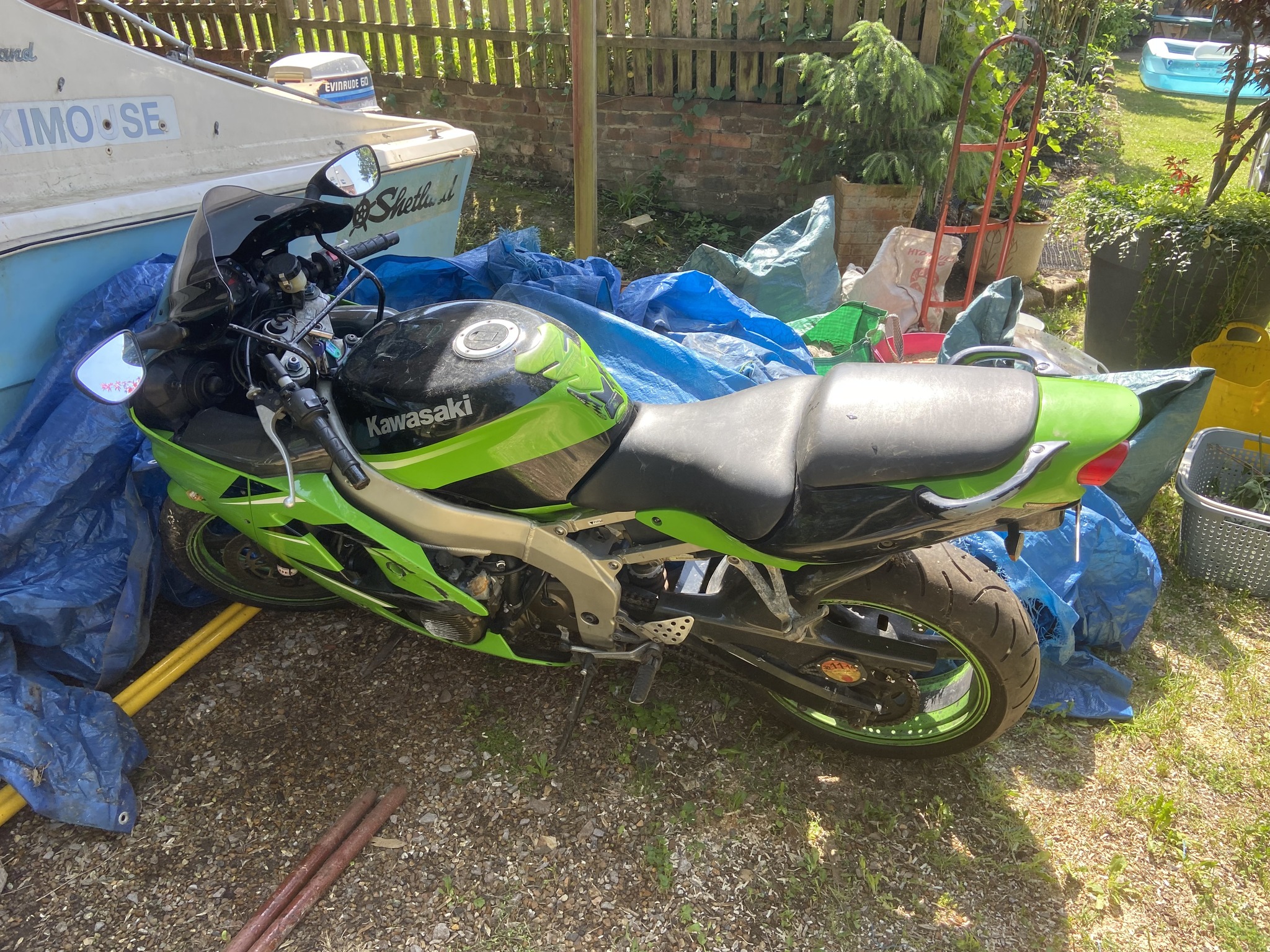 thank for the help ..now i know it is a w reg year 2000 looking