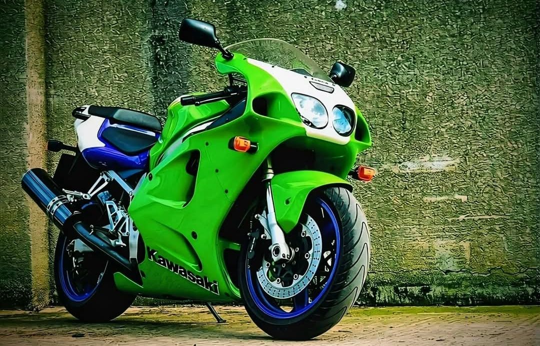 つき The Kawasaki Ninja ZX-7R is a true icon of 90s superbike culture