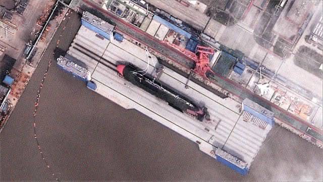 🌊 China's unusual submarine-ship hybrid has been seen clearly for