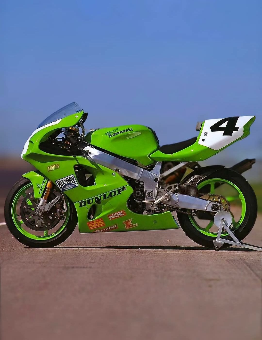 The Kawasaki Ninja ZXR750 is pure joy on two wheels. Its sleek