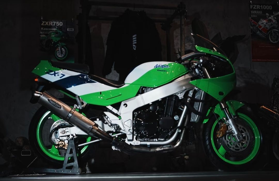 The Kawasaki Ninja ZX-7 is a true old-school Kawasaki legend
