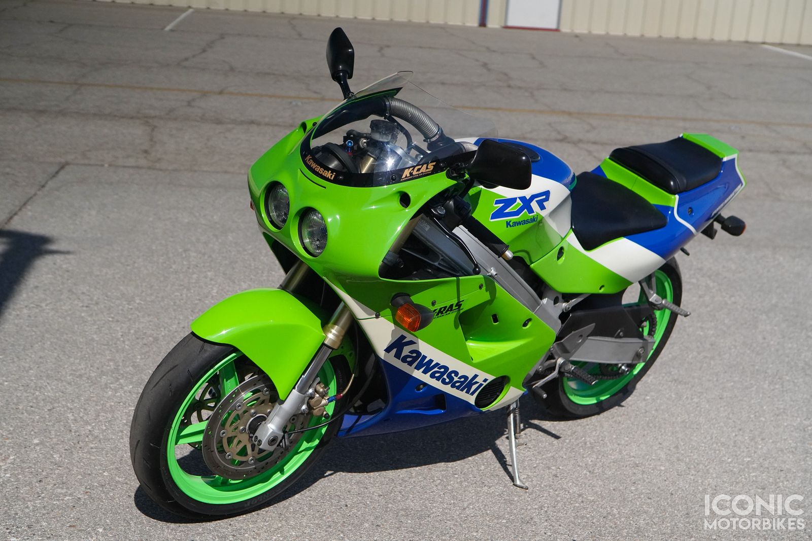 peesページ The 1989 Kawasaki ZXR250R stands as an enduring testament to the