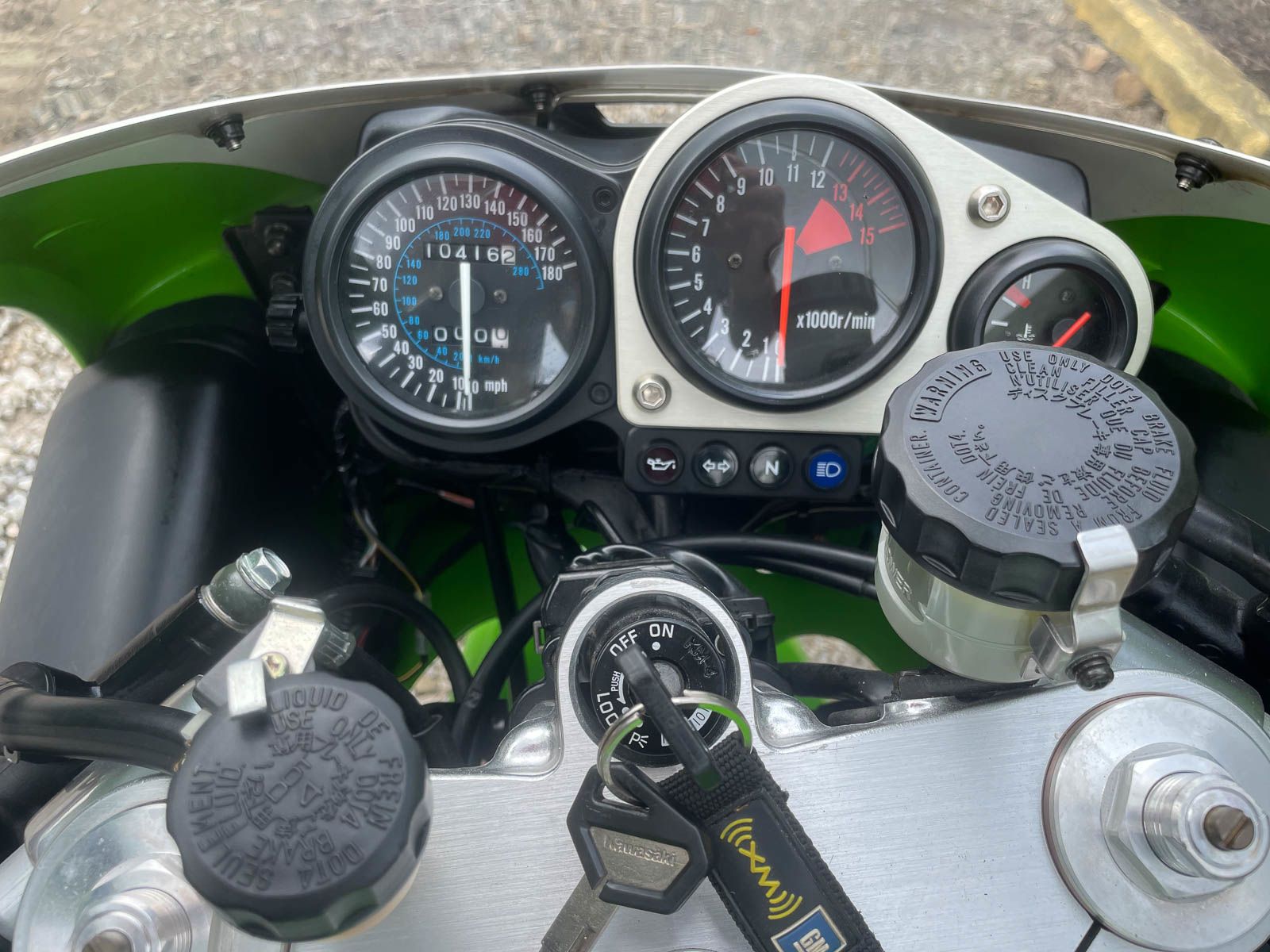 2000 Kawasaki ZX-7R analog superbike features and specifications