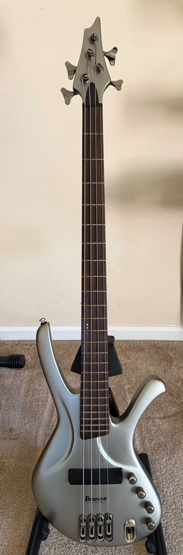 Ibanez EDA 900 bass guitar features and review