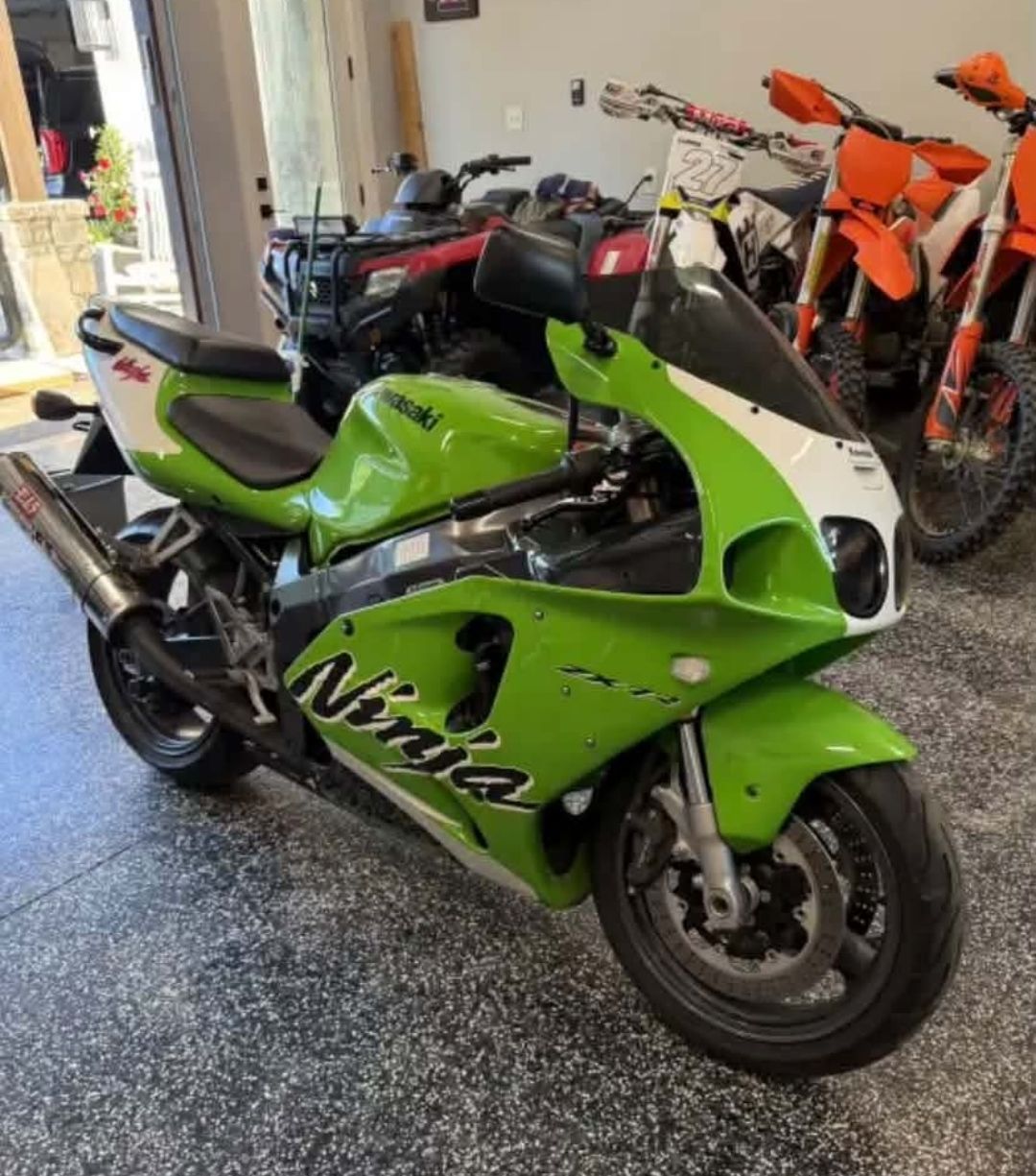The Kawasaki Ninja ZX-7R is a raw, analog brute from the golden
