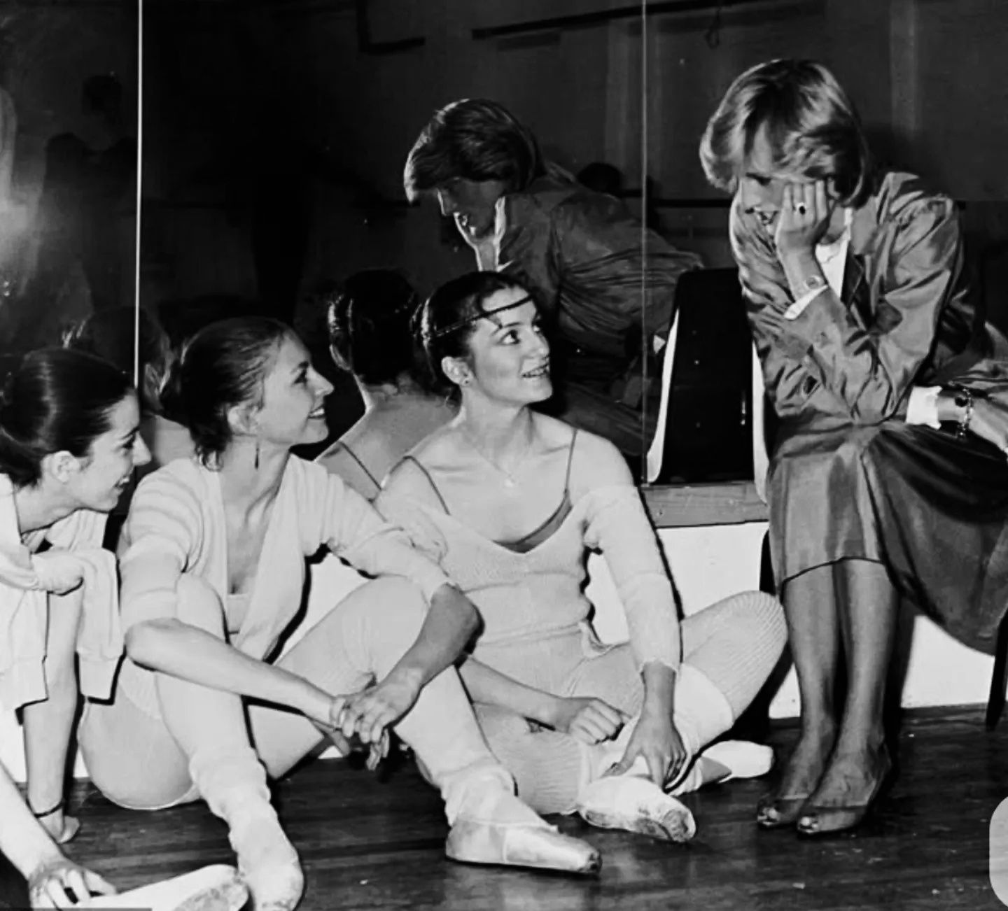 📷Princess Diana with ballerinas from the English National Ballet