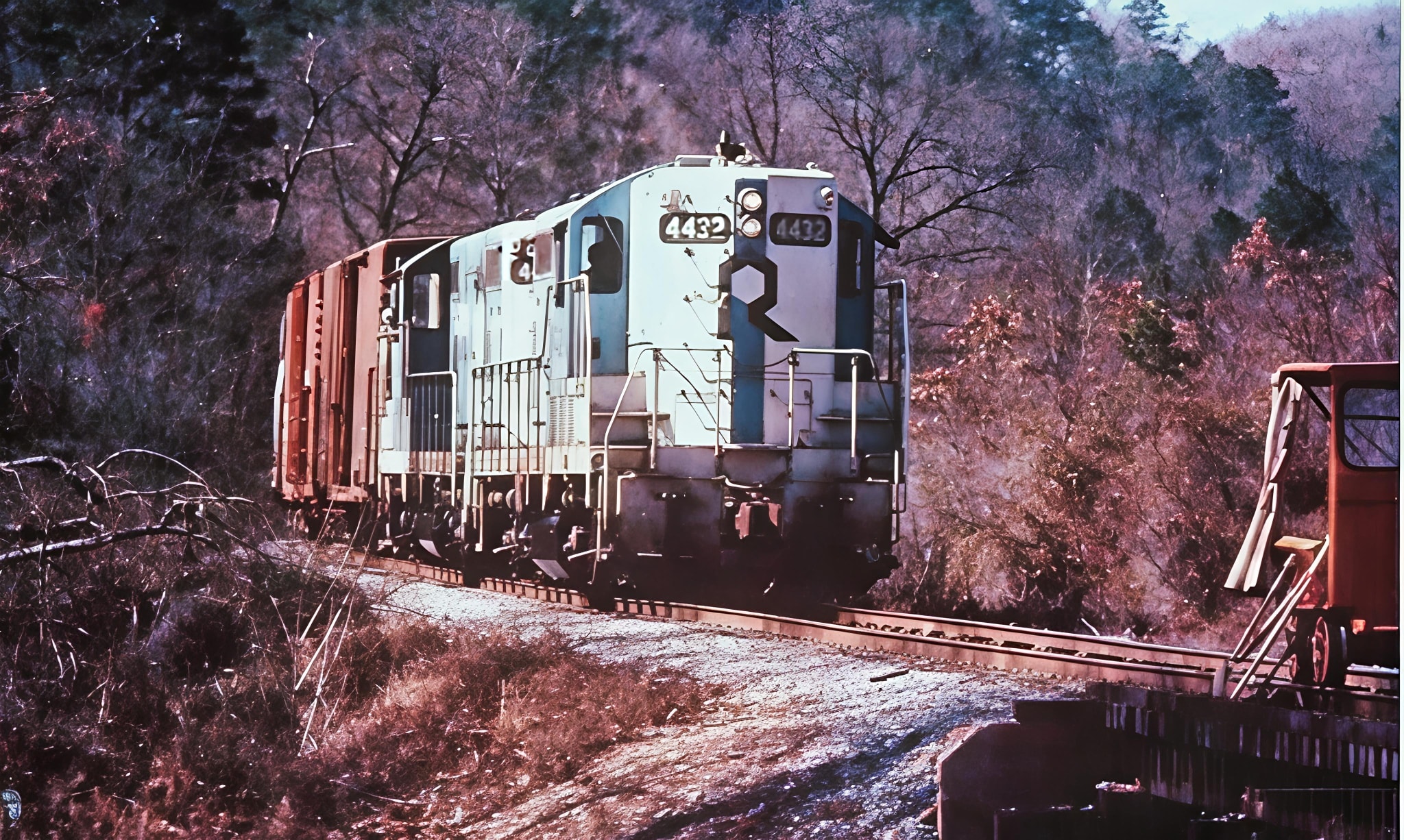 LIVE - The 8:01AM switcher crew, Extra 4432 North with GP7's #4432 (ex ...