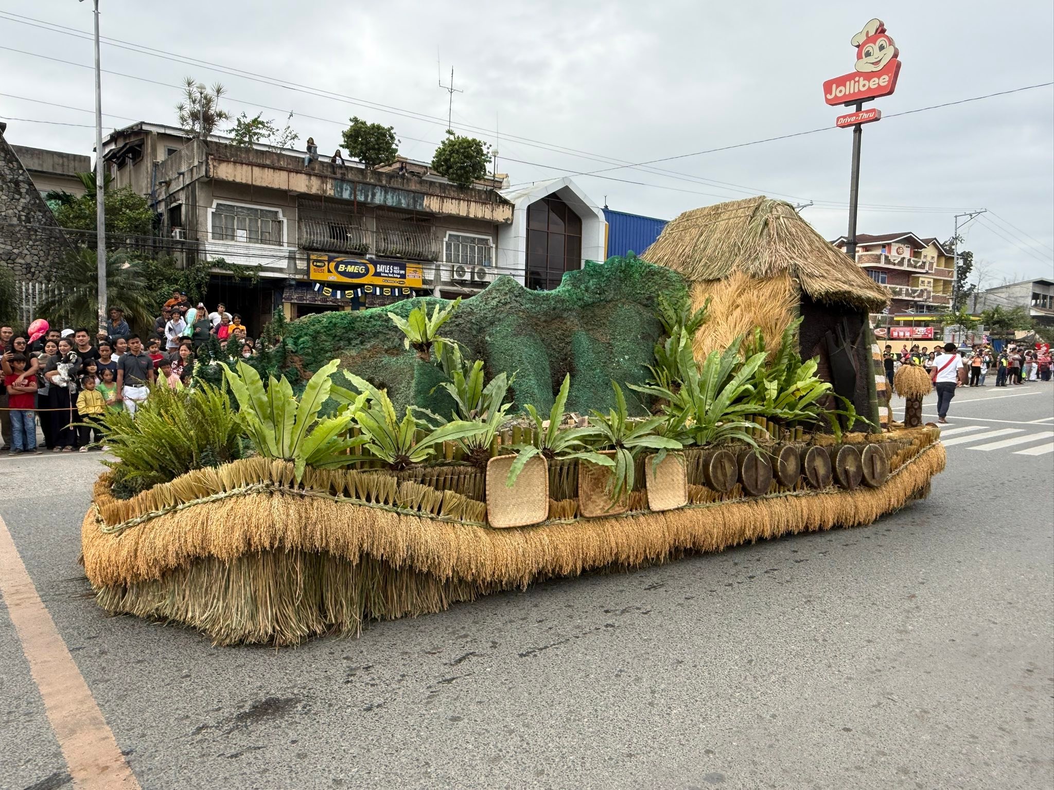 Mountain - First float parade at the Bodong festival! The Lumin-awa ...