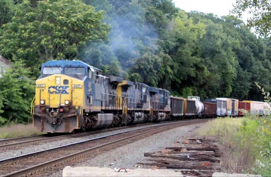 LIVE - Q425 crawls through Springfield seconds before 449 takes him to ...