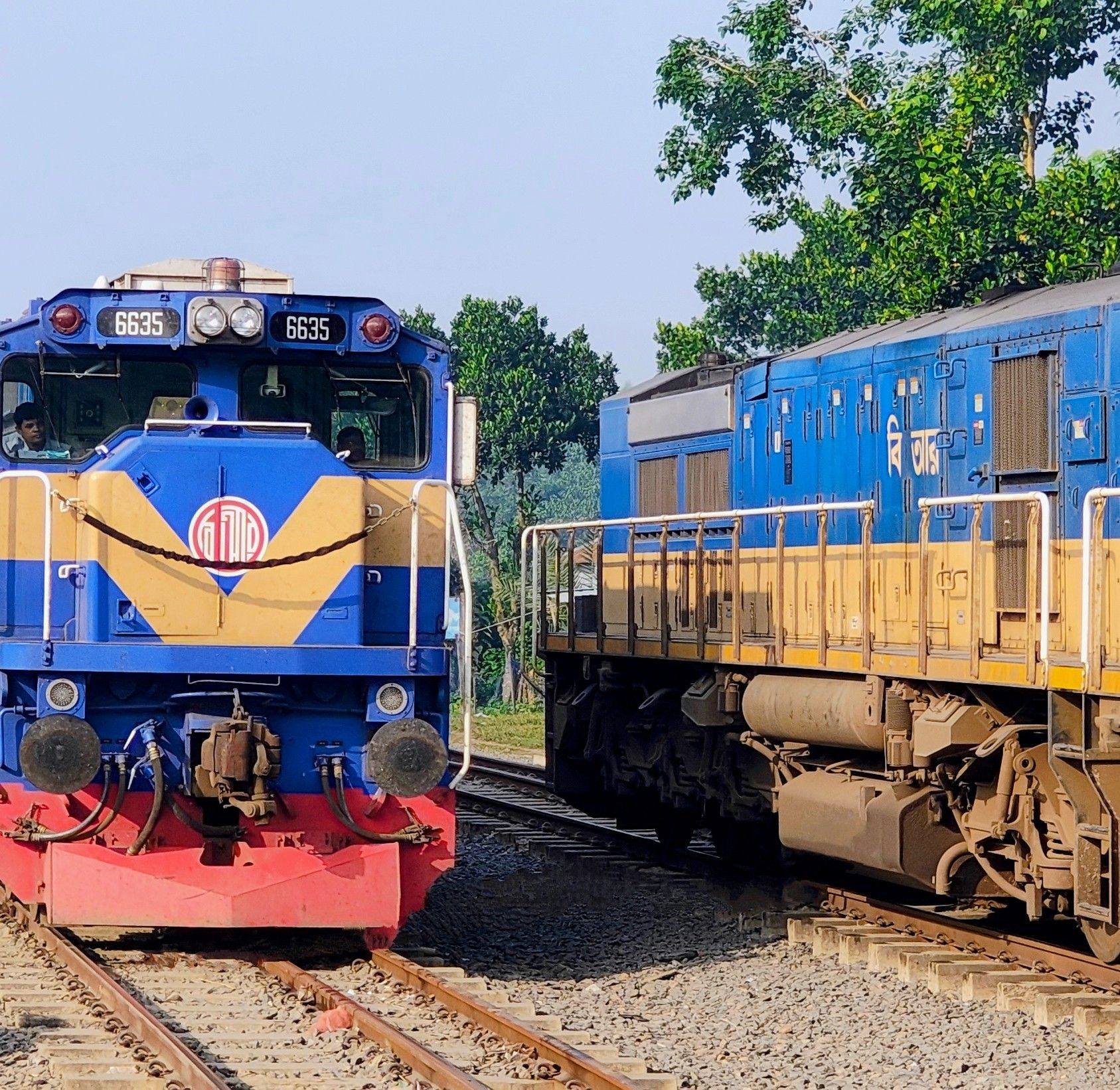 Adjusting alignment of newly constructed railtrack. #railtrack # ...