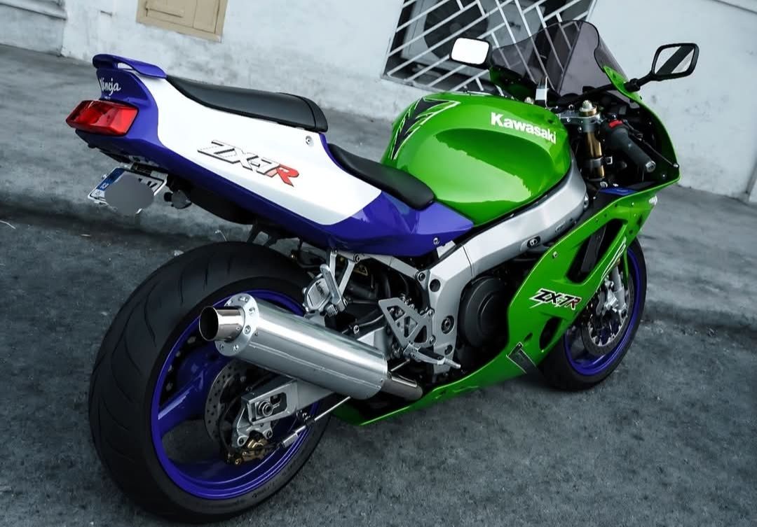 The Kawasaki Ninja ZX-7R is the quintessential 750cc superbike