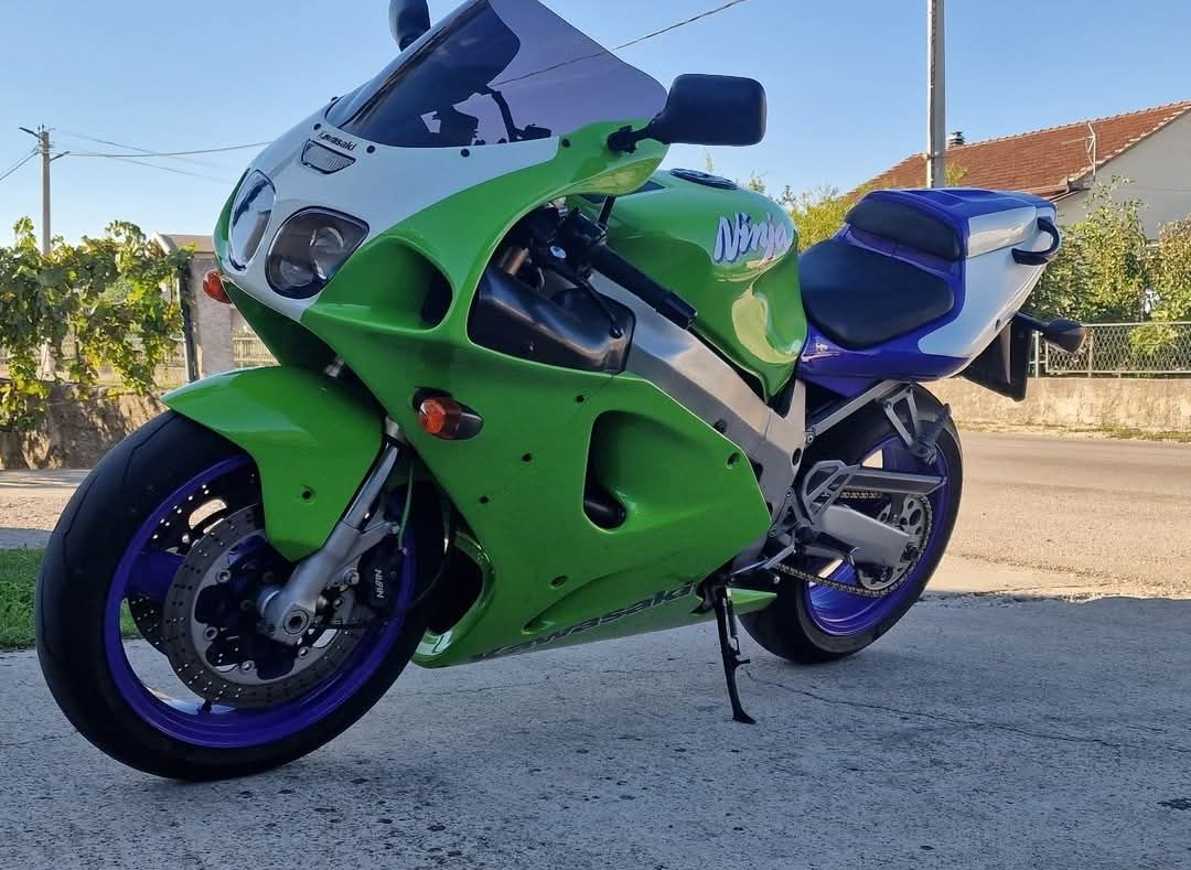 Kawasaki Ninja ZX-7R 1990s superbike specs and design