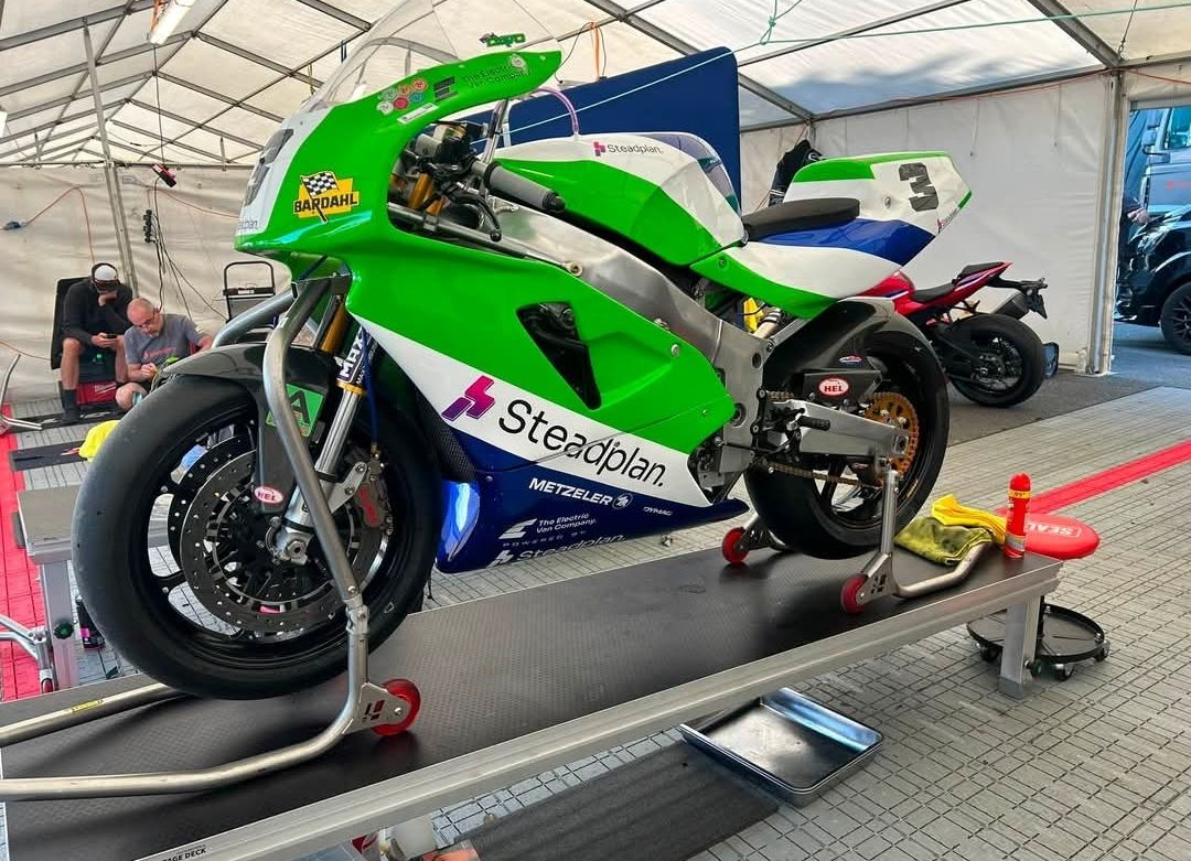 Kawasaki ninja zx-7rr race-spec superbike overview