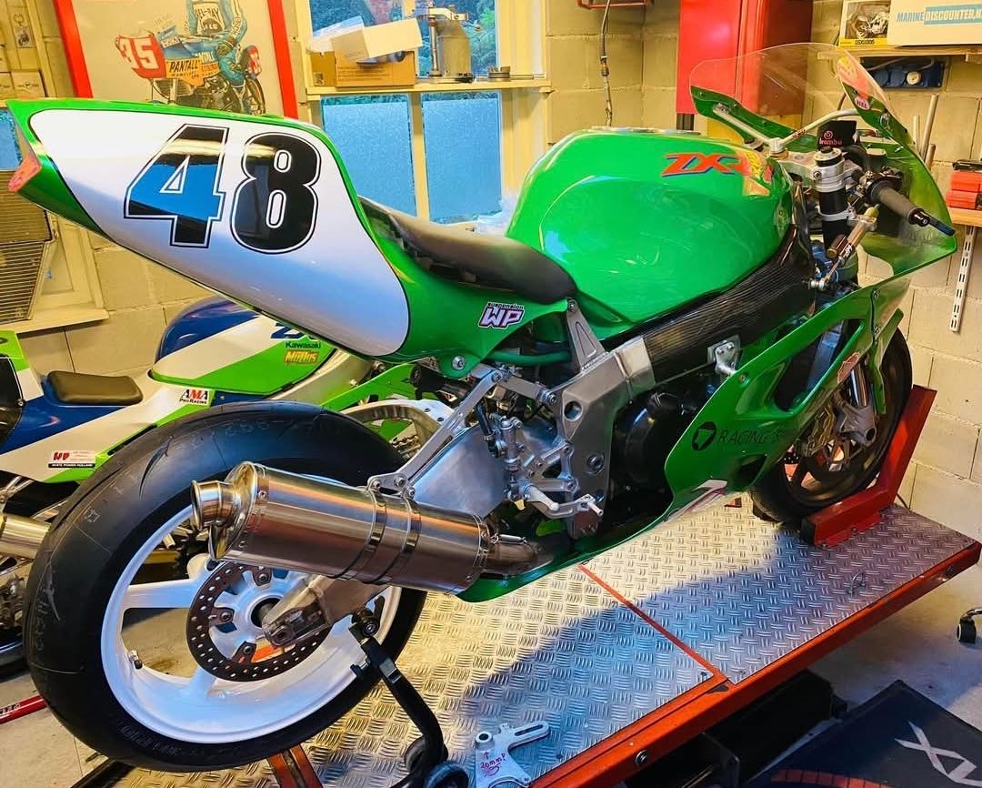 Kawasaki ZXR-7: a high-performance superbike with a 748cc engine