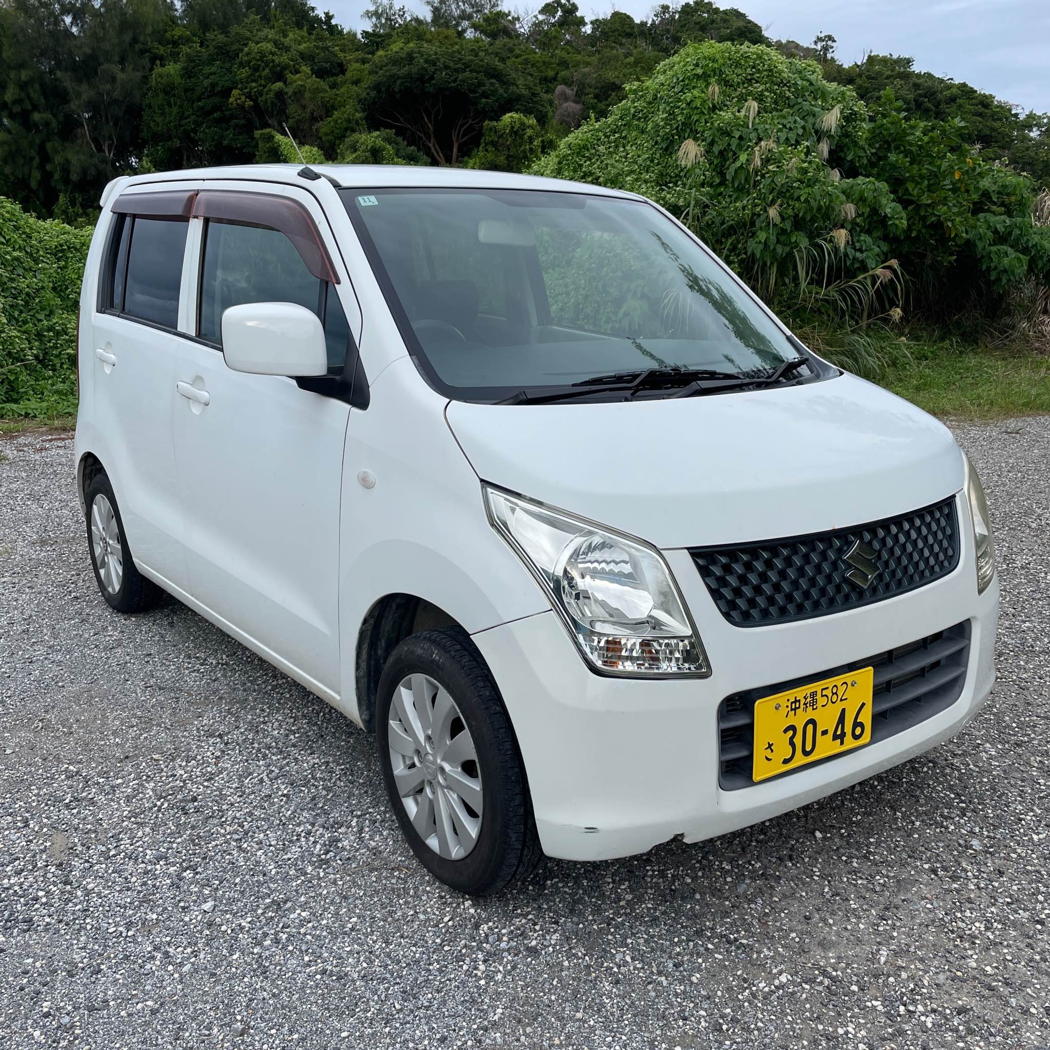 スズキのワゴンRです 平成22年式 走行距離9万km 本日車検をいれました 