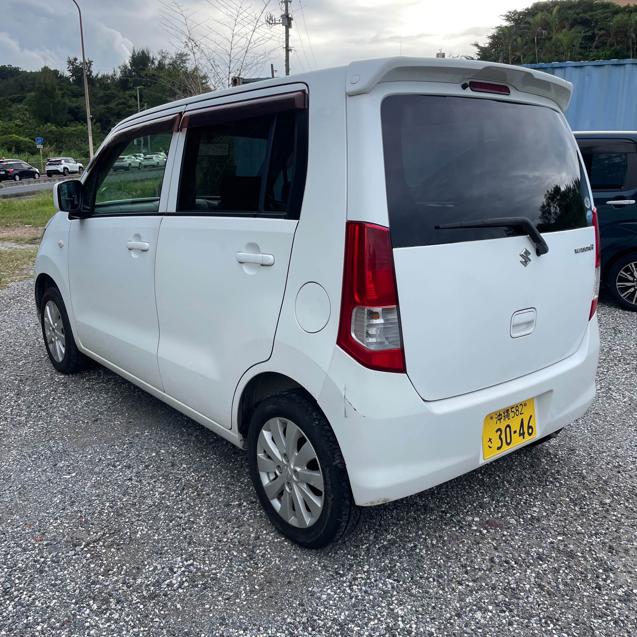 スズキのワゴンRです 平成22年式 走行距離9万km 本日車検をいれました 