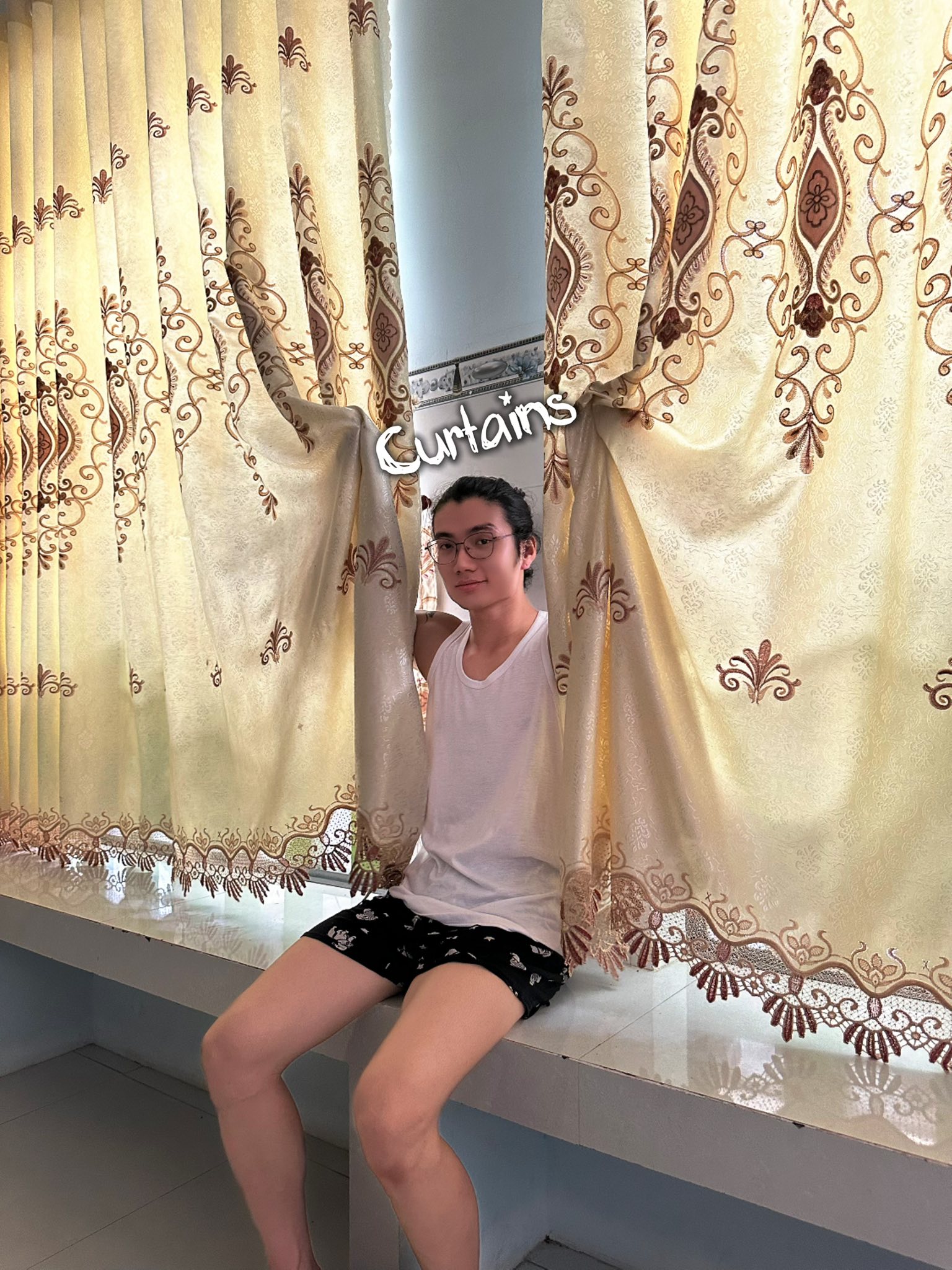 Harry - Nhờ mới lắp cái rèm mới, Harry về là mấy cái rèm banh chành ...