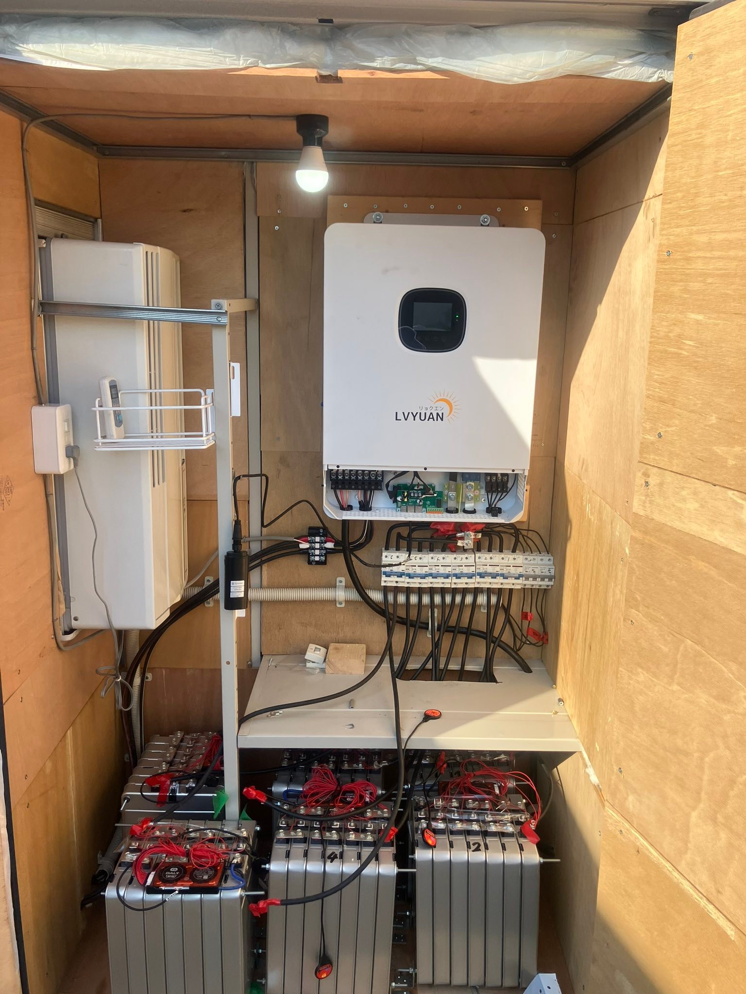 HF2430U60-100 についての質問です。 インバーター出力と商用電源 