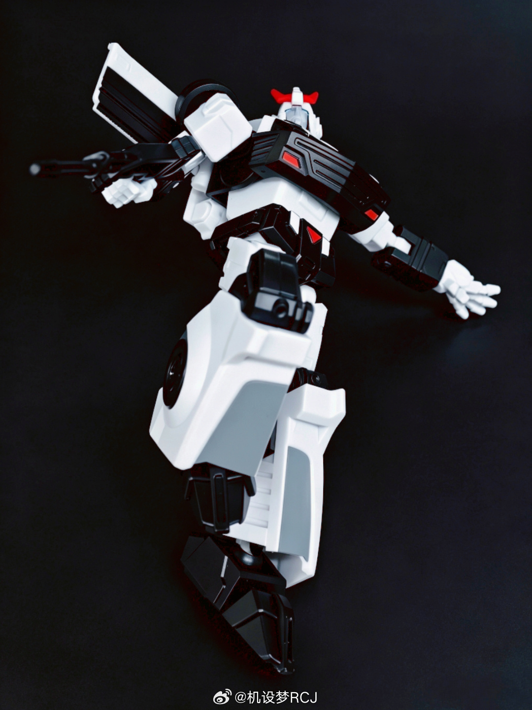 Unique Toys R06 Red Dasher, via 士战龙暴 on weibo.