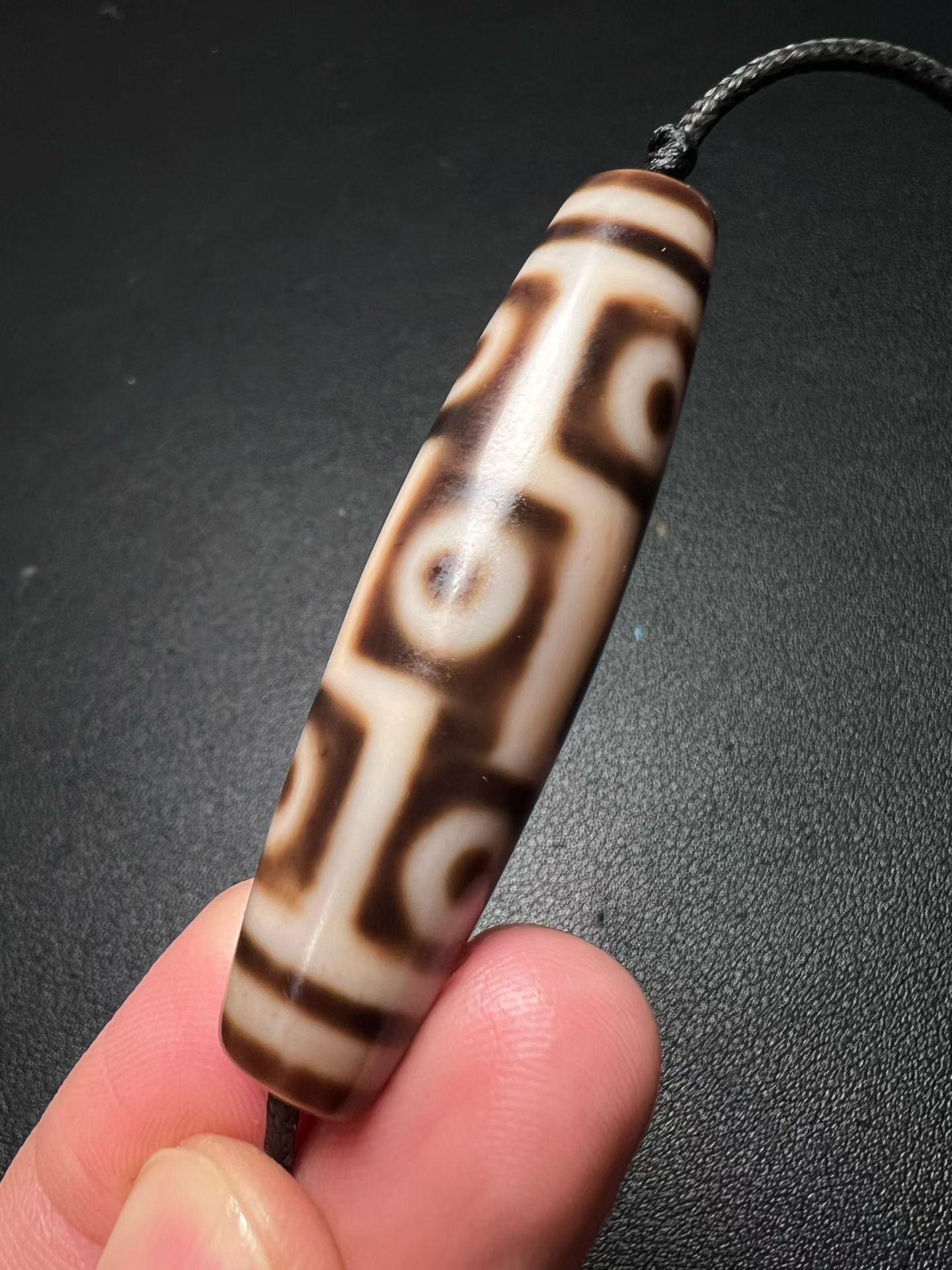 台湾良品朱砂折线九眼天珠，尺寸：59.8x15mm左右批发零售Zalo/微信