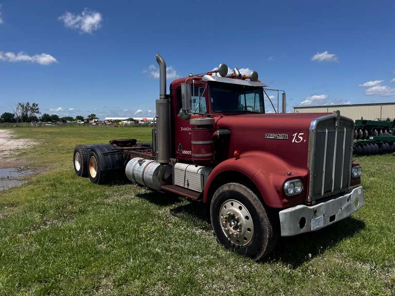 1974 Kenworth W900A Semi Truck