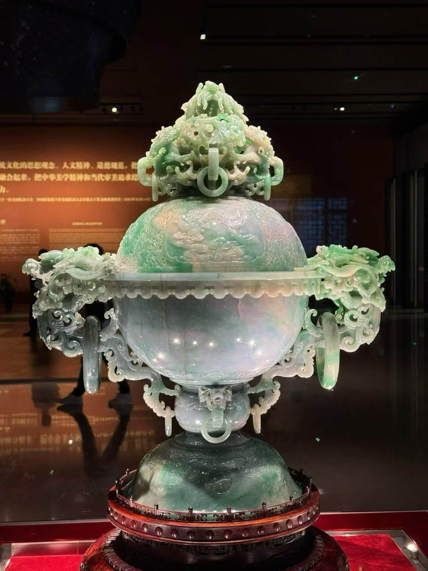 四大翡翠国宝齐聚一堂，一眼阅尽东方玉雕巅峰。 龙游云海《四海腾欢