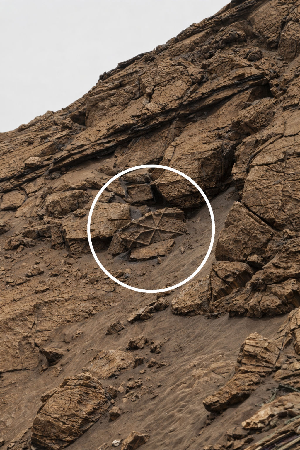 Space - This strange star-shaped pattern on Mars looks engineered… but ...