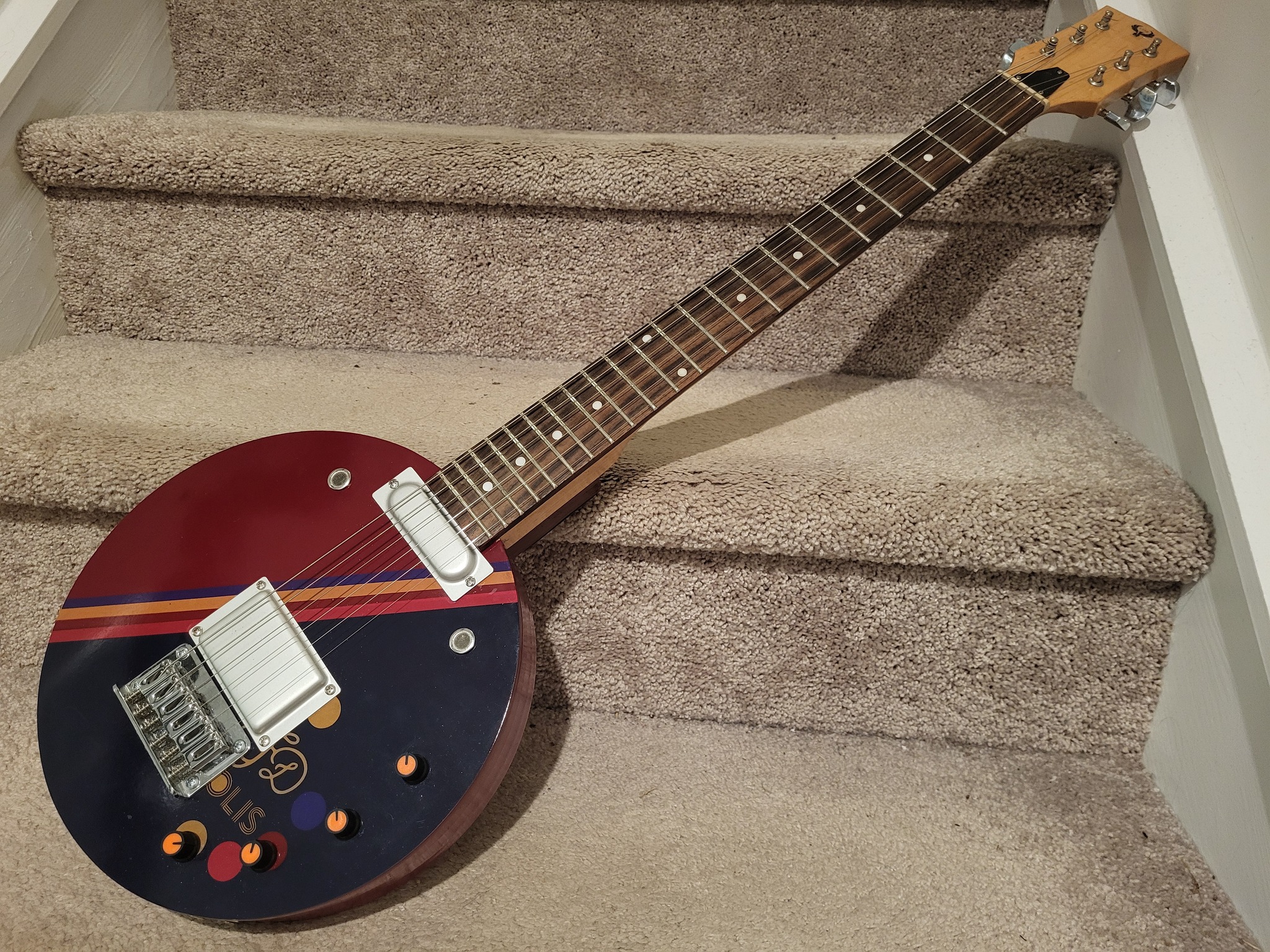 ギター t.c.electronic g-force Cecil Whittaker's pizza box turned into an electric guitar