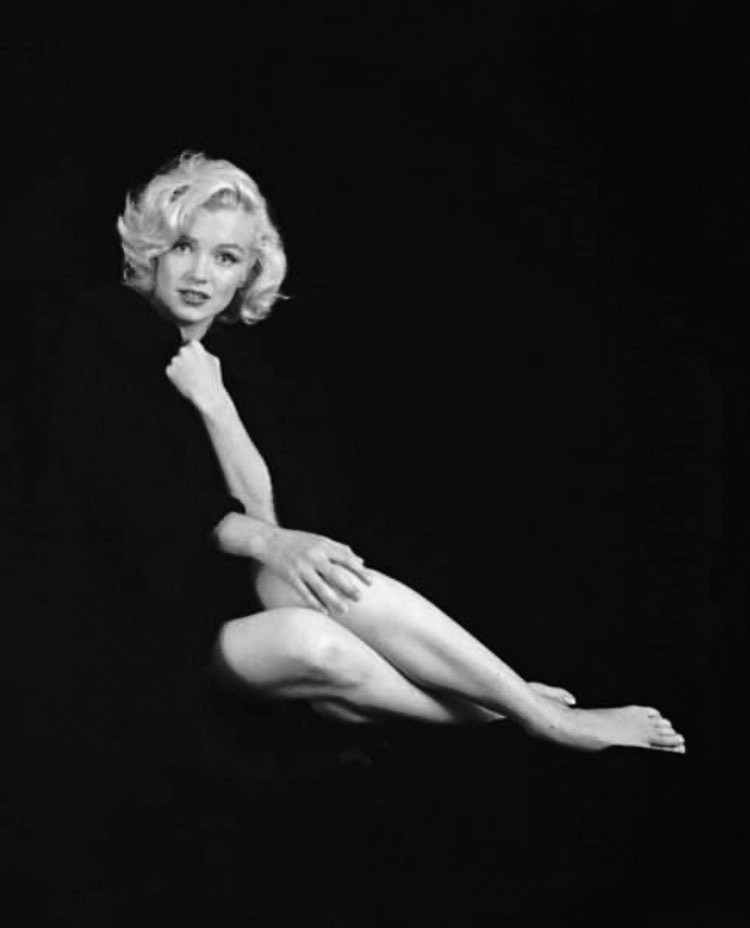 marilyn monroe in black dress Actress Wearing an LBD Little Single Greeting Card : Office Products Marilyn Monroe's iconic black dress
