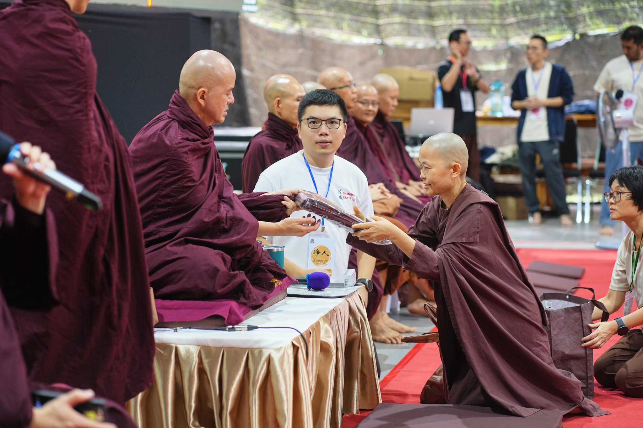Dhamma - 在卡提那这一天， 看到大家带着笑容前来供养如法资具， 有的居士从家里准备好一袋袋供品， 有的则在现场随缘选购。 无论形式如何 ...