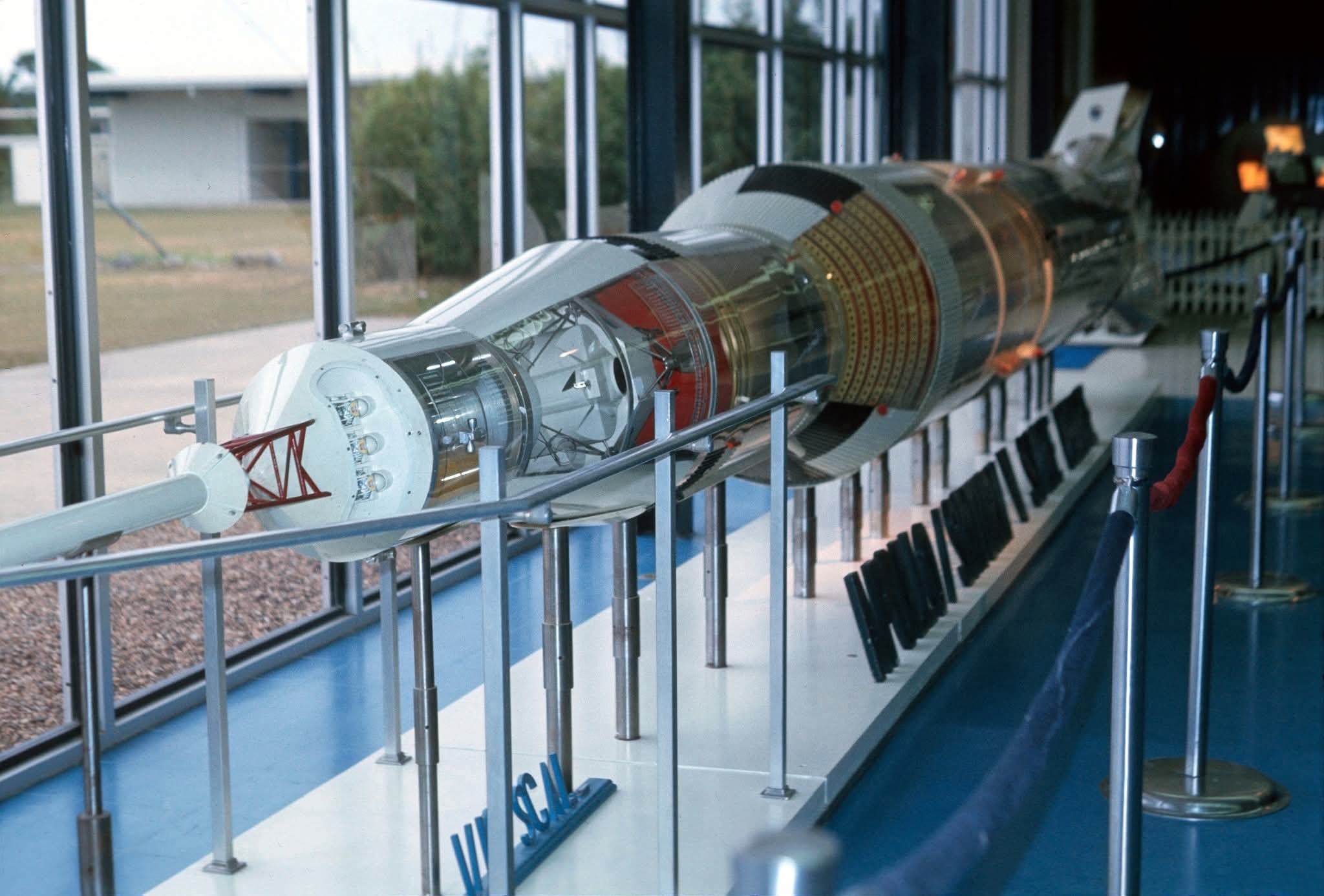 空画面です。♪( ´θ｀)クラップ My photo of the Saturn V on display outside at KSC on April 13, 1985.