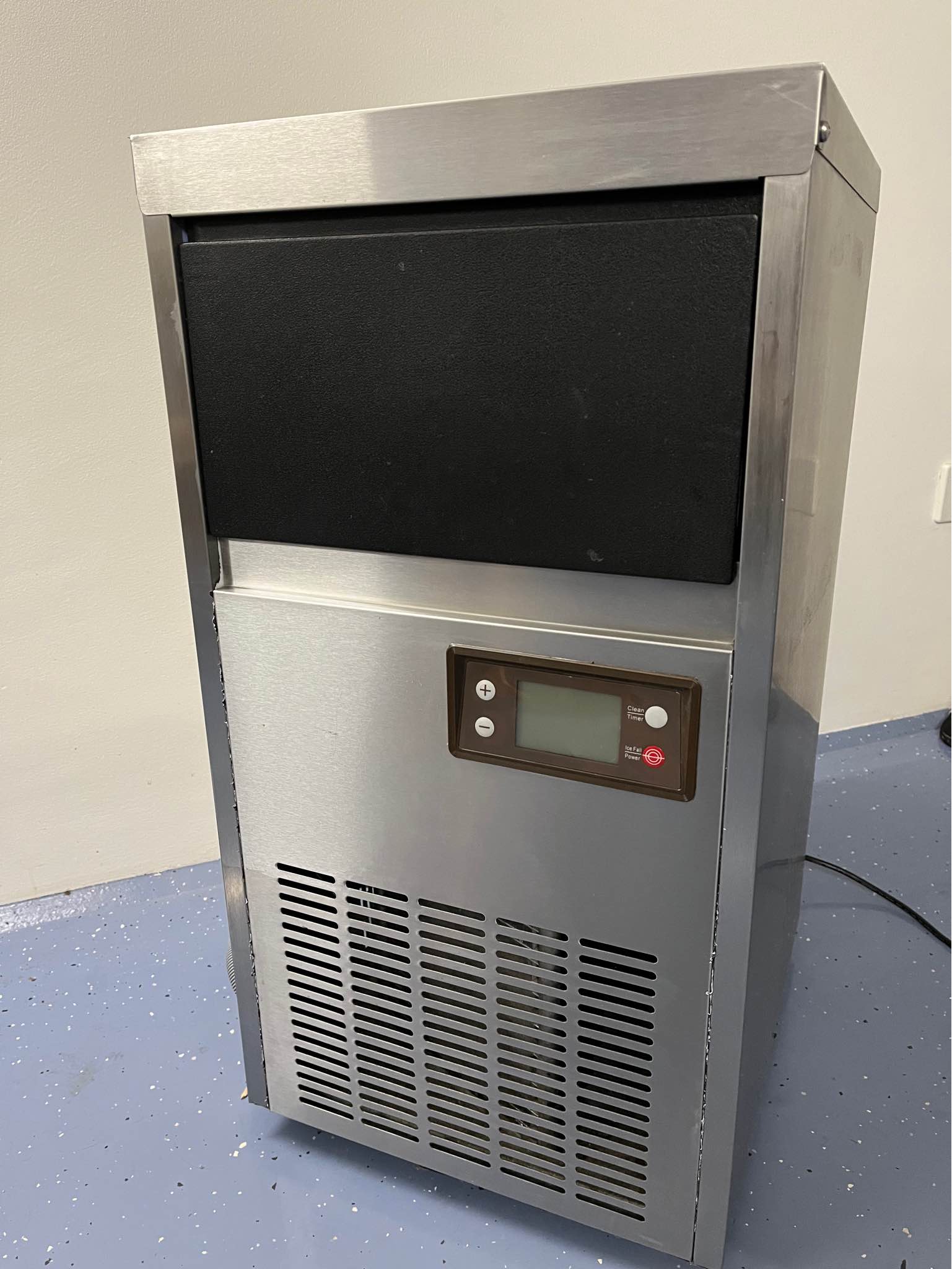 Ich Verkaufe Eiswürfelbereiter-Eiswürfelmaschine Sehr gut gepflegt und funktioniert einwandfrei!!! TOP Zustand !!! Wurde seit 1 Jahr nicht gebraucht deswegen der Verkauf !!! Preis verhandelbar! Privatverkauf keine Garantie und Gewährleistung! Tel:0699