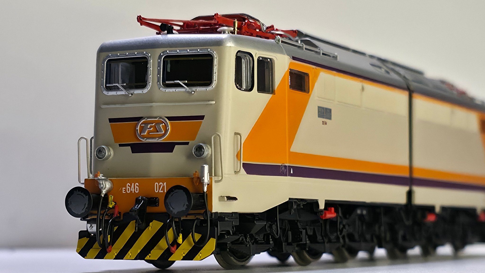 Rivarossi HR2980 FS Locomotiva E.646 Navetta – Livrea MDVC, Tetto Argento, Finestrini Triplex, Ep. V