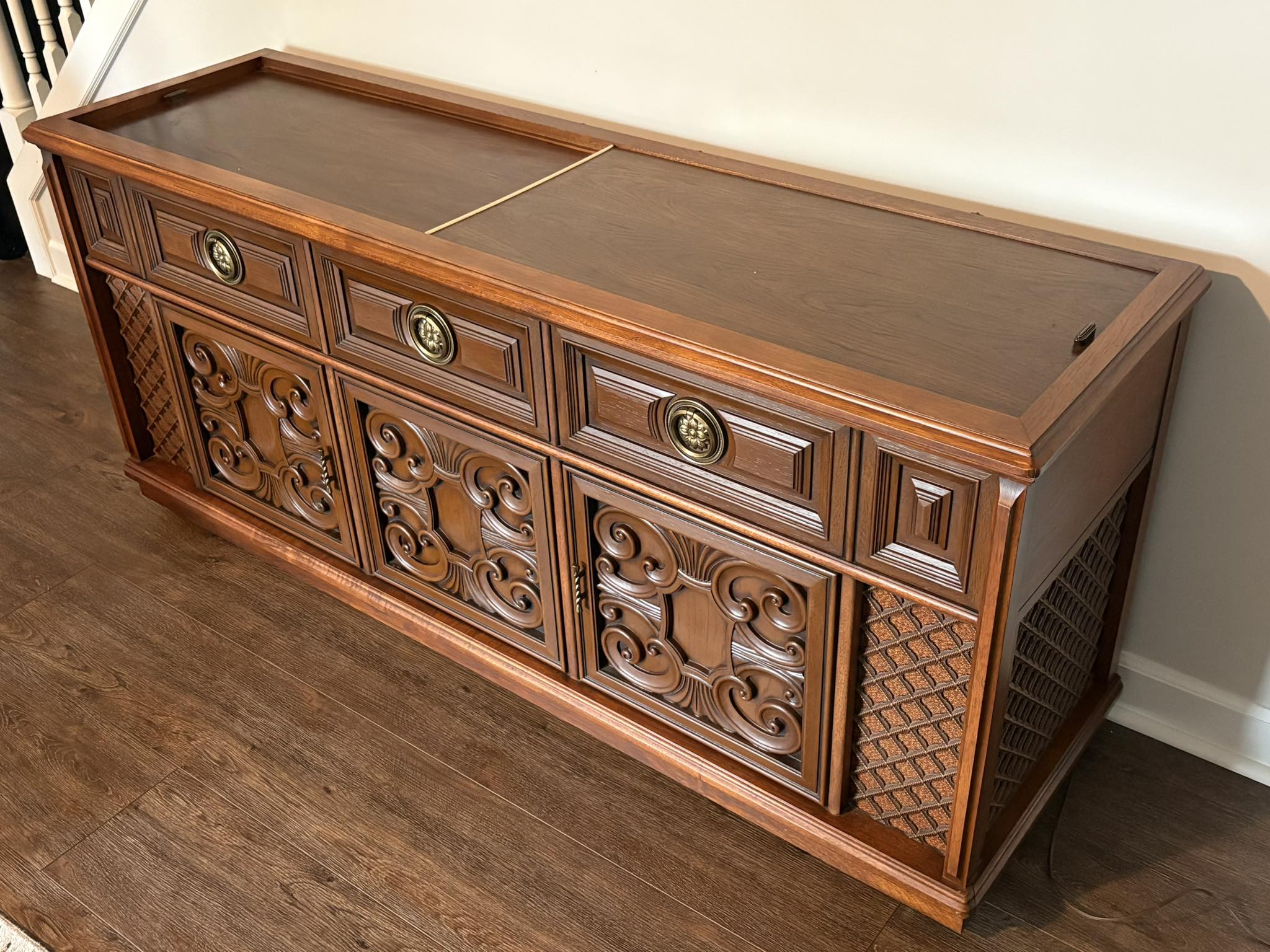 Restored Magnavox Astro-Sonic turntable sounds great