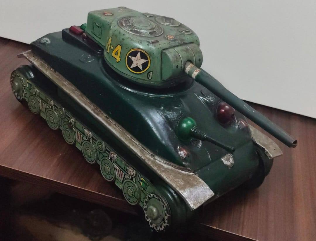 A vintage Taiyo MK4 Sherman tinplate tank, a collectible toy from