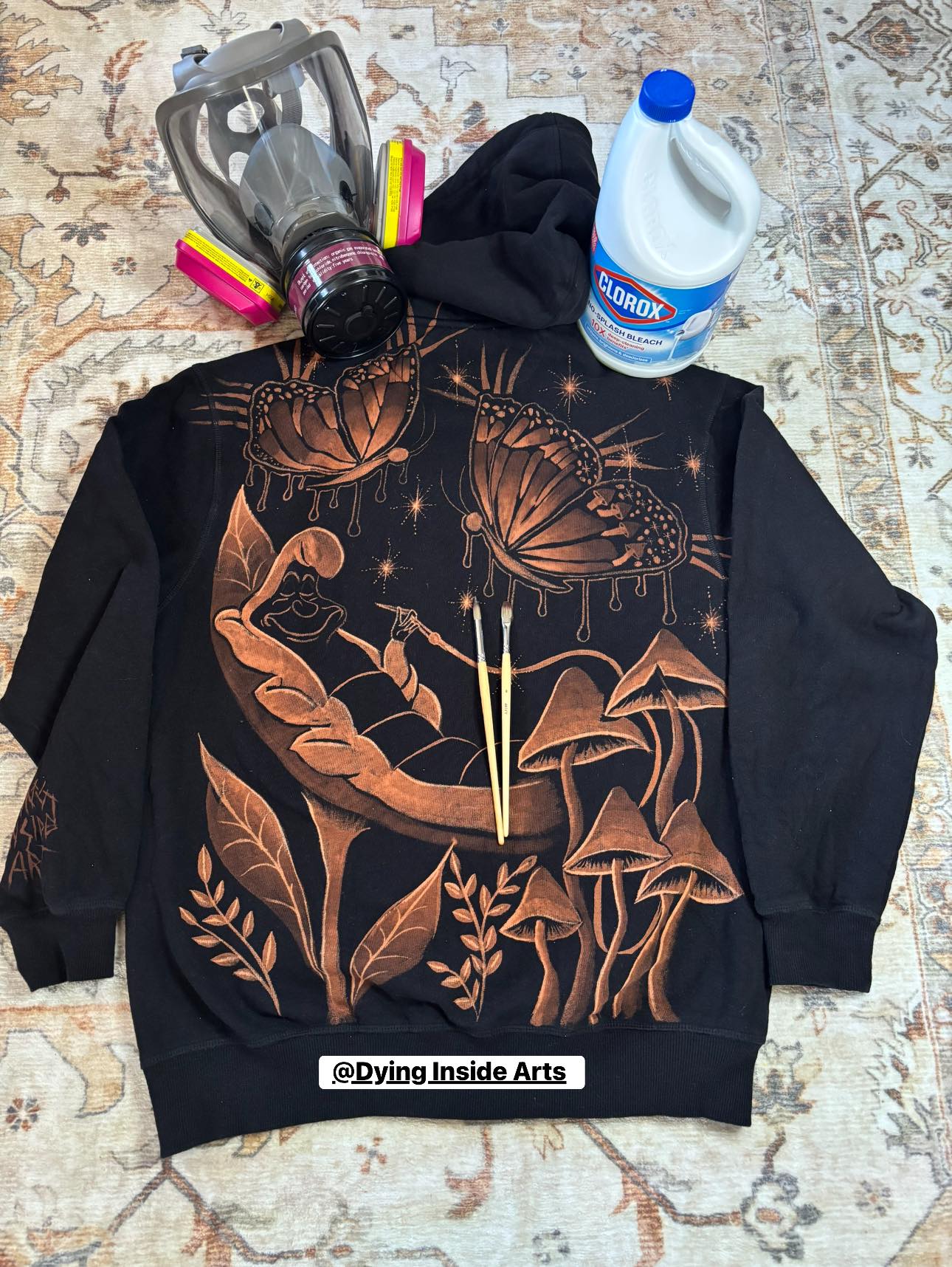Back side all finished on this hoodie ❤️ #custom #denverart 