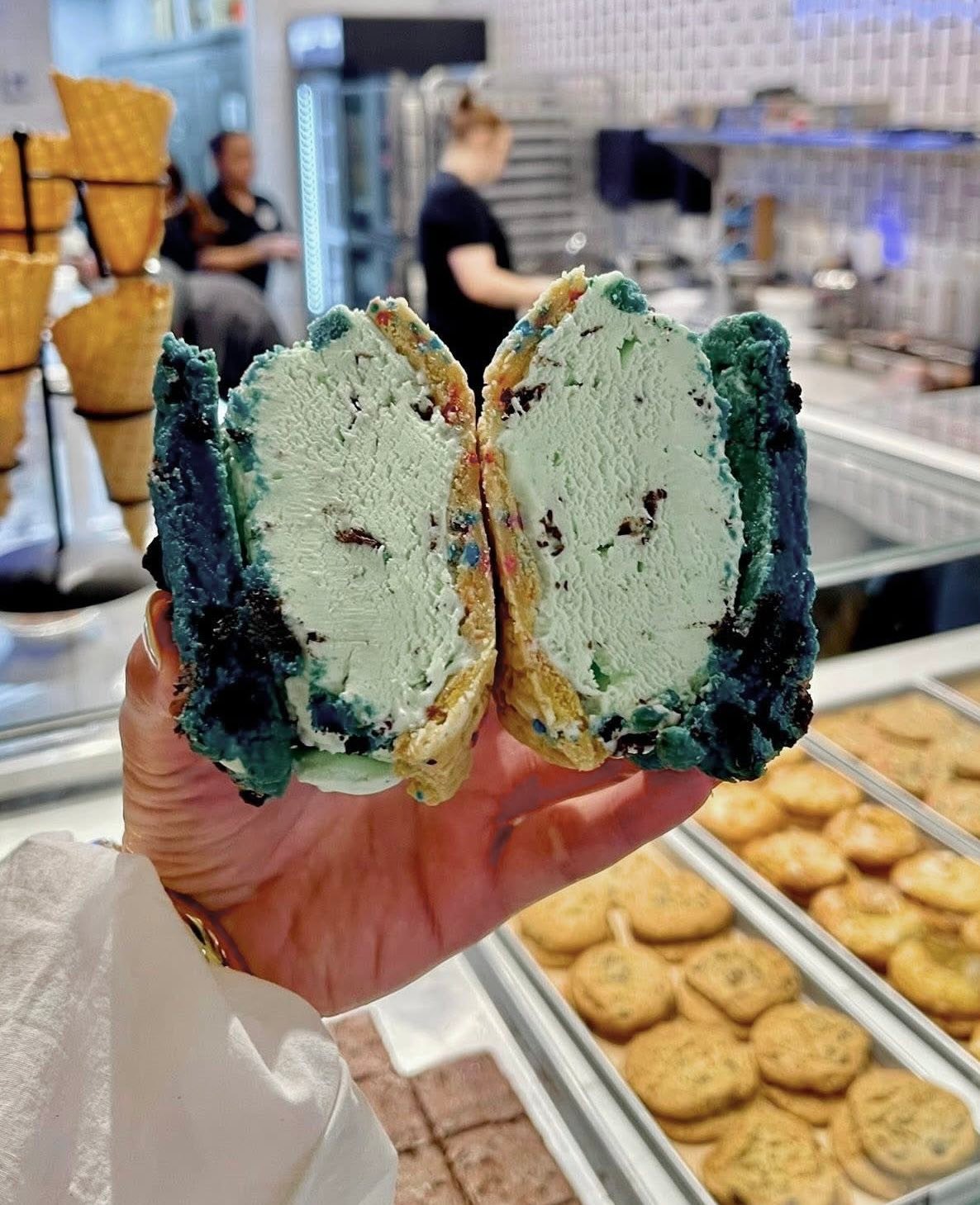 シーグラスアート　羊　草原　家　BAKED BEAR 🐻🩷❄️ The Baked Bear! Make your own ice cream sandwich! Pick