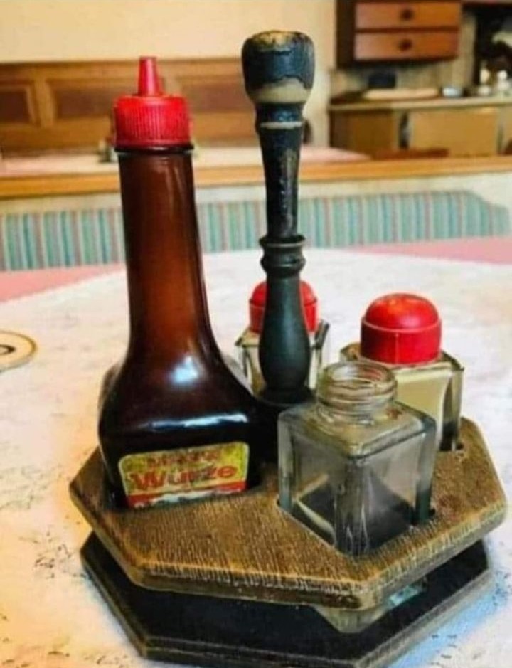 Der stand früher in jeder Pommesbude und auch in vielen Kneipen oder Gaststätten auf dem Tisch. So ein klebriger Gewürzständer, den jeder kannte. Nur die Zahnstocher waren wie immer verschwunden, genau dann