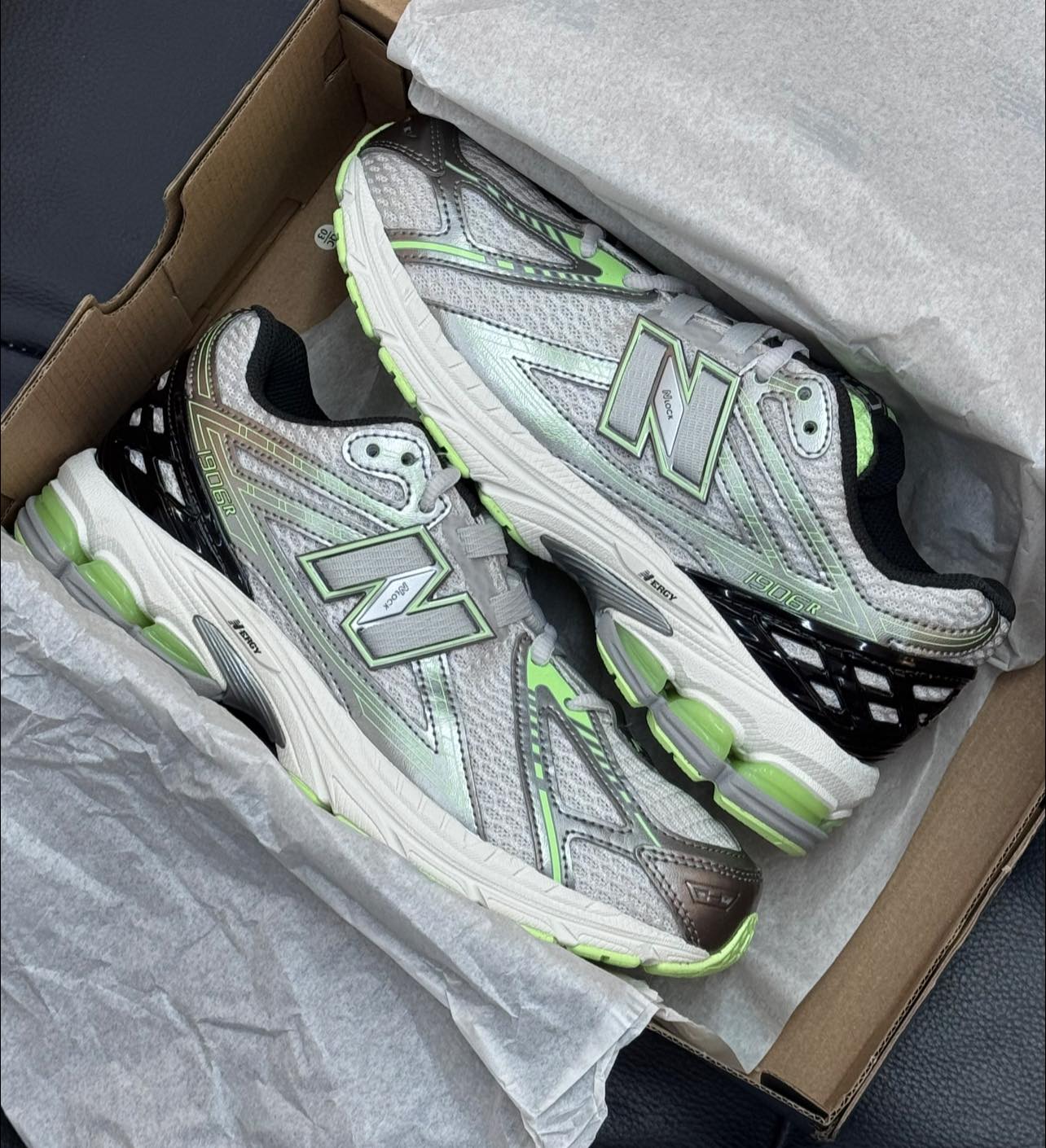 Silver tones hitting different ? New Balance 1906r 