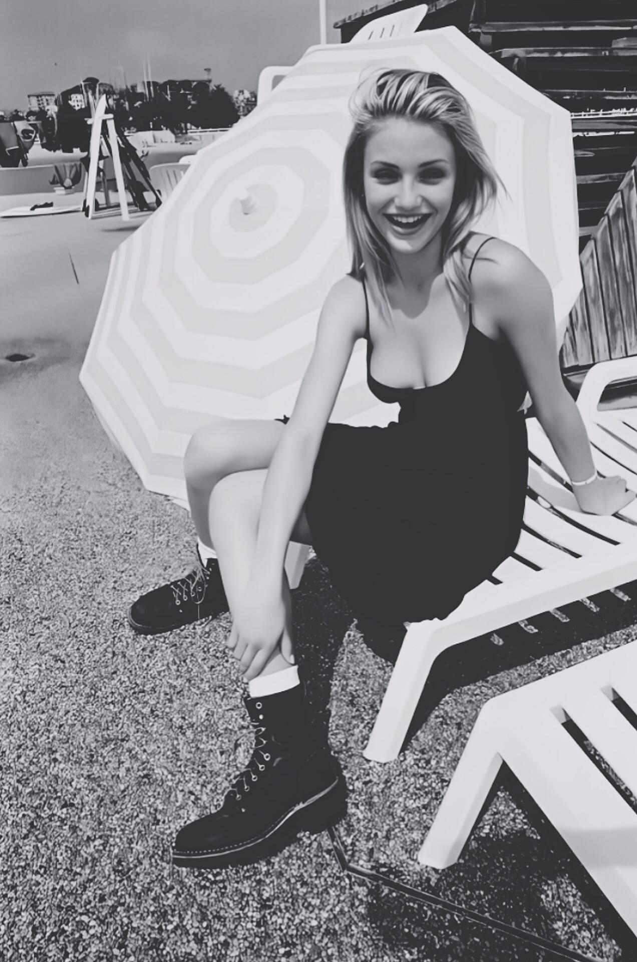Who knew we needed this picture of young Cameron Diaz reading a book
