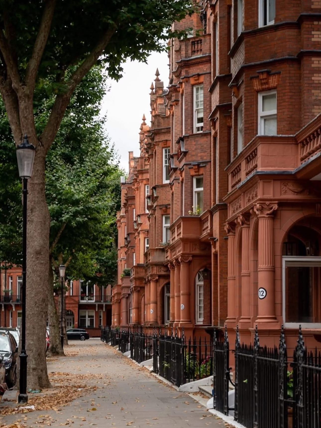 📍Sloane Gardens, London 🇬🇧 Sloane Square is a prominent hard