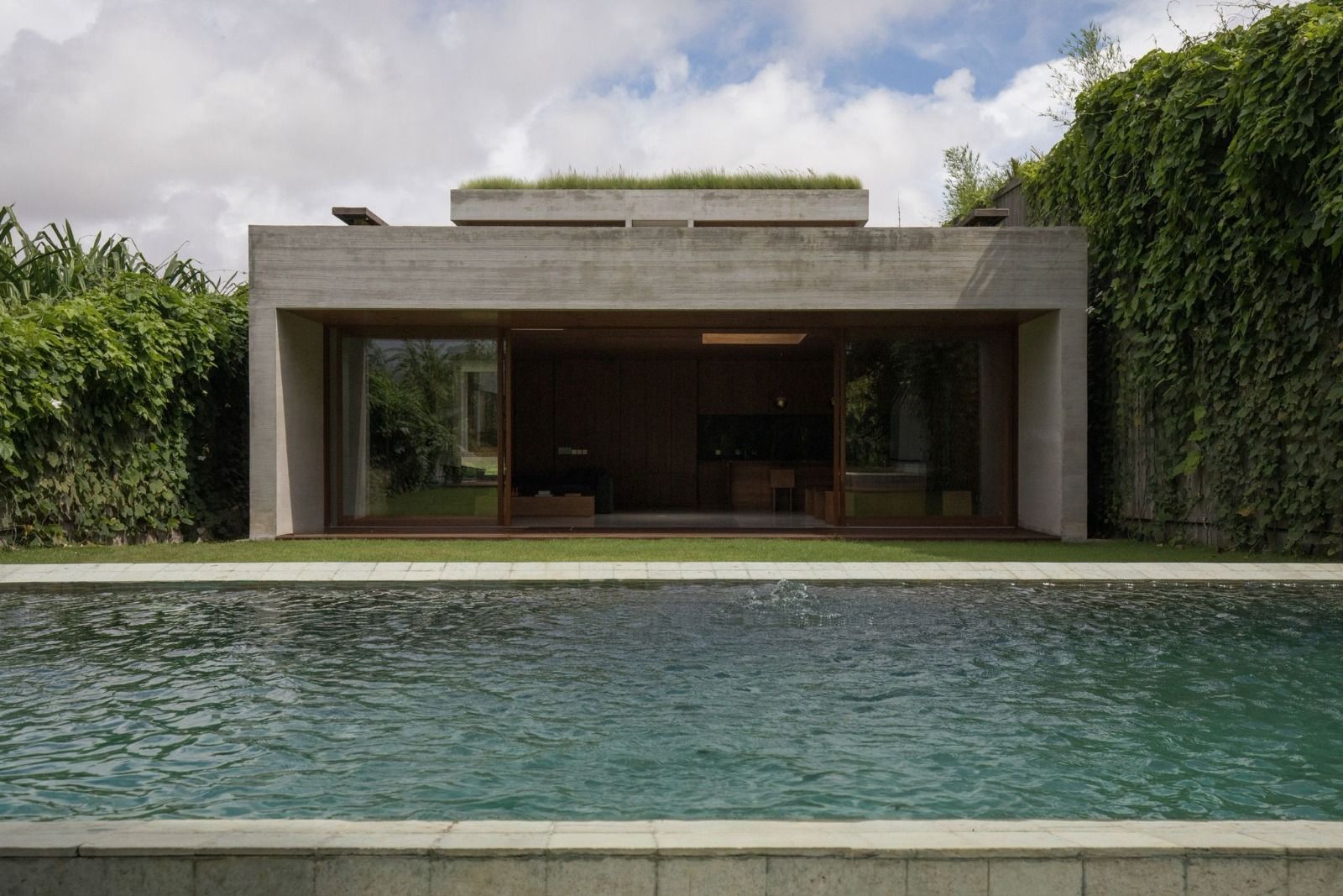 Architectural - La casa estilo brutalista, mezcla de madera y hormigón ...