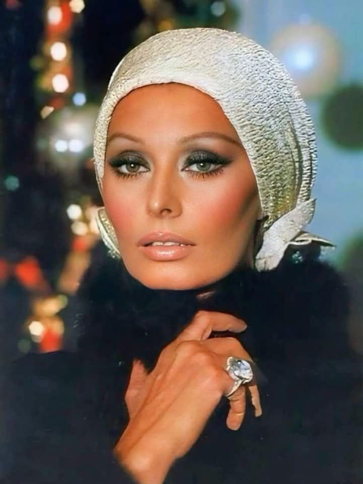 Gruppo di Sophia LOREN una leggenda Beautiful 🌹 Sophia Loren Facebook