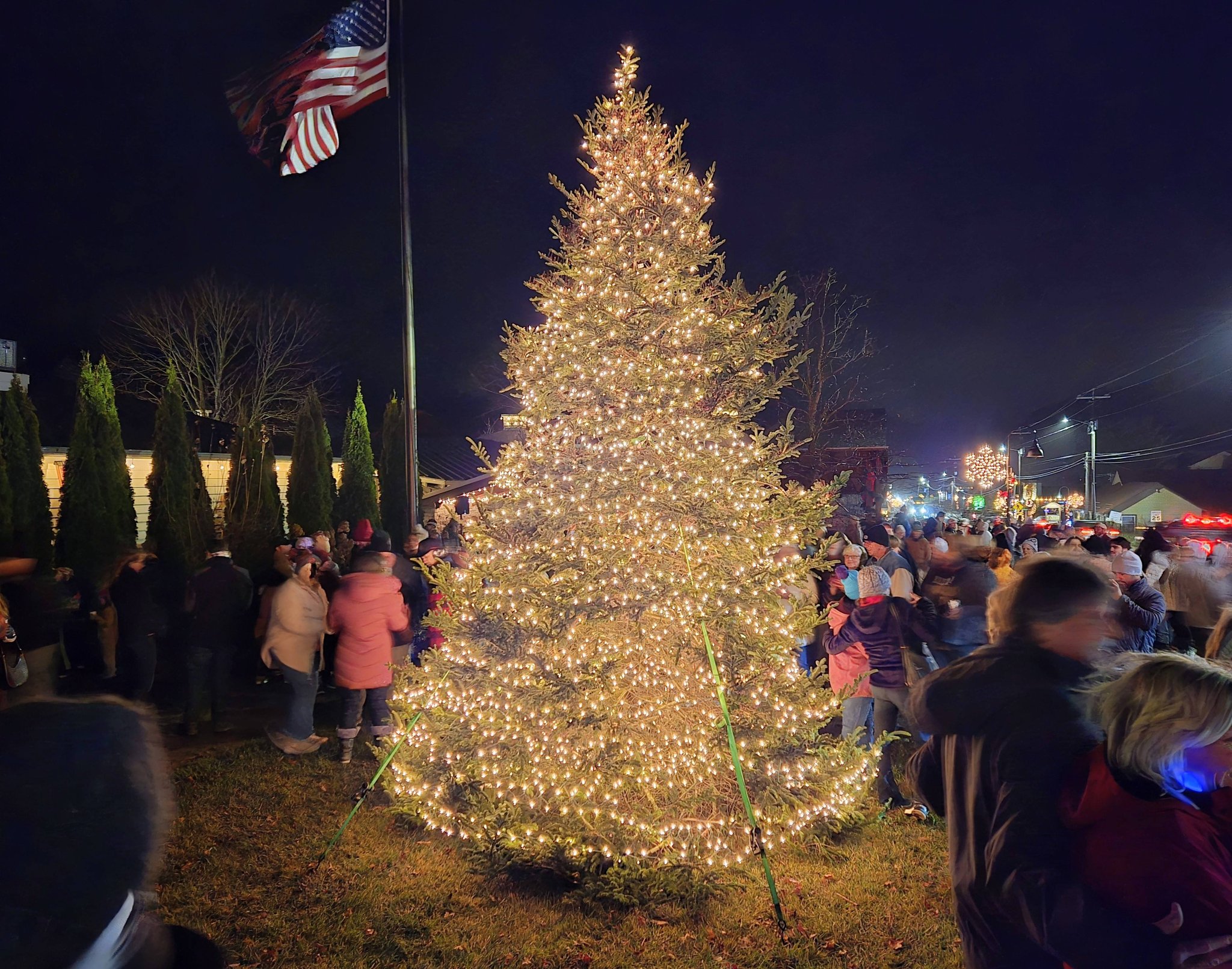 Visit - Christmas Tree Lighting tonight! Kick off to "A Small Town ...
