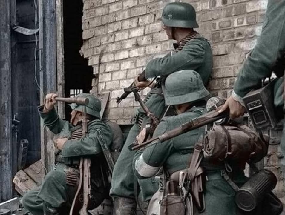 WWI - German troops in a streetfight against Soviet troops during the ...