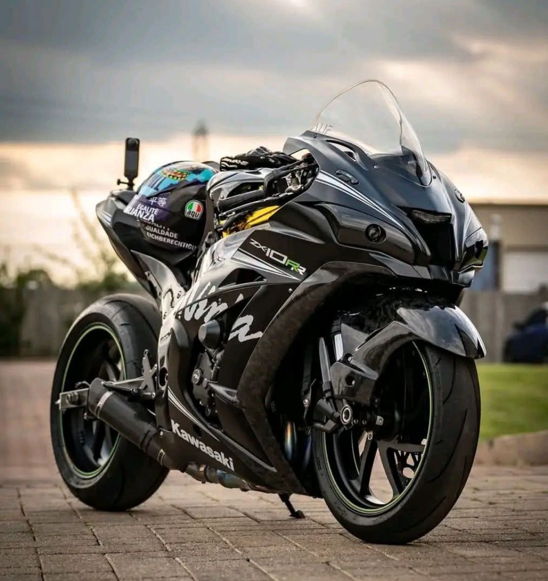 What makes the Kawasaki Ninja ZX-10R a top superbike choice?