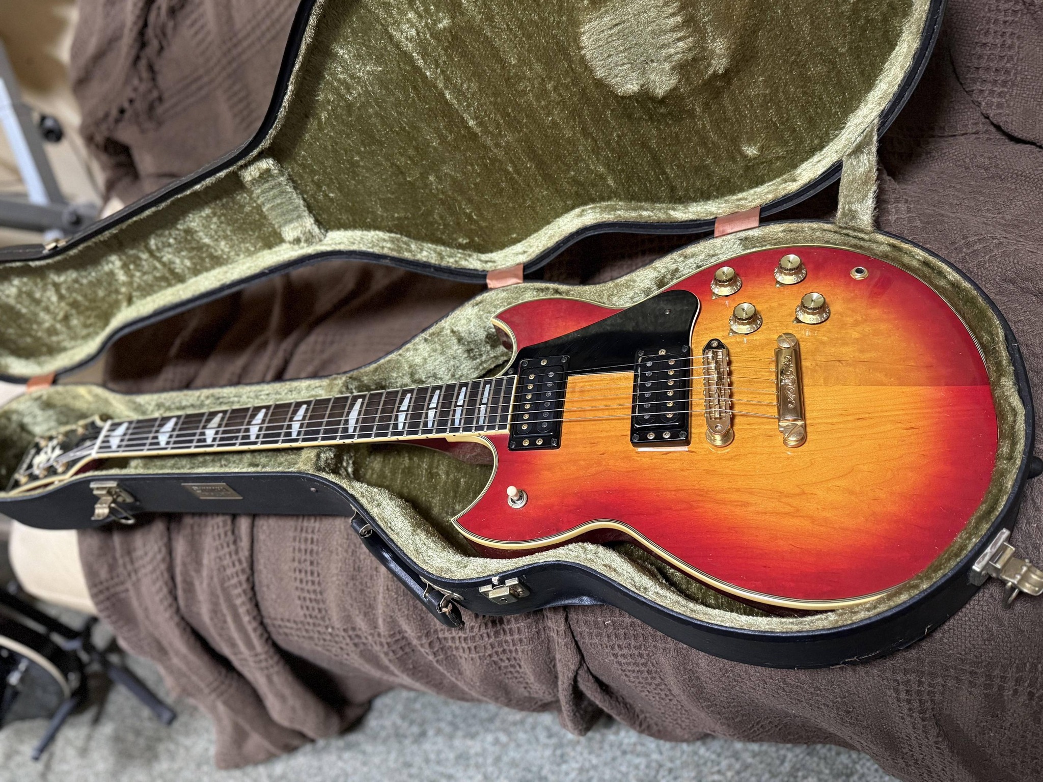 Is this a real 1981 Yamaha SG1000 with unusual tuning pegs?